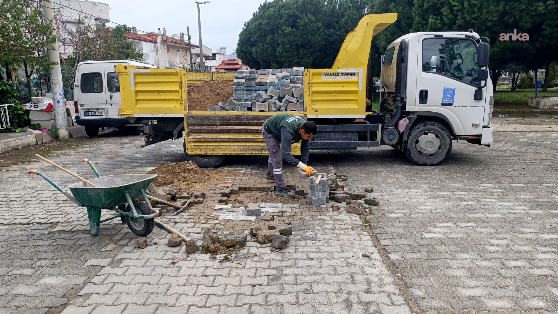 Kuşadası Belediyesi, yol yapım ve bakım çalışmalarını sürdürüyor