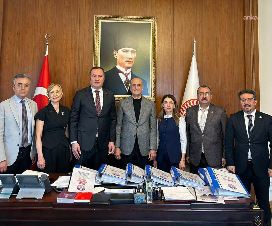 Eğitim-İş, “insanca yaşayacak ücret, adil emeklilik” talebiyle topladığı 100 bin imzalı dilekçeyi TBMM Başkanvekili Tekin Bingöl’e sundu