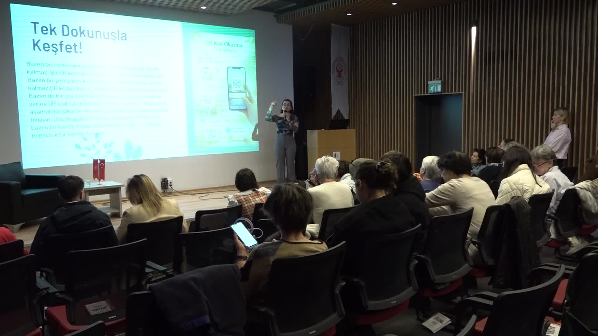 Bornova'da "Kuşaklararası Öğrenme-Dijital Torun" etkinliği