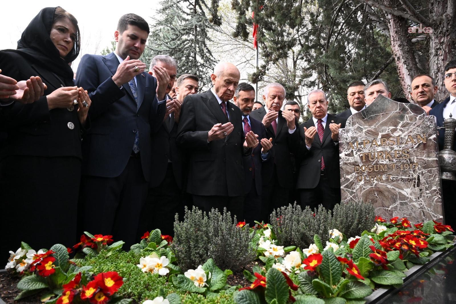 MHP Genel Başkanı Bahçeli, Alparslan Türkeş'in kabrini ziyaret etti