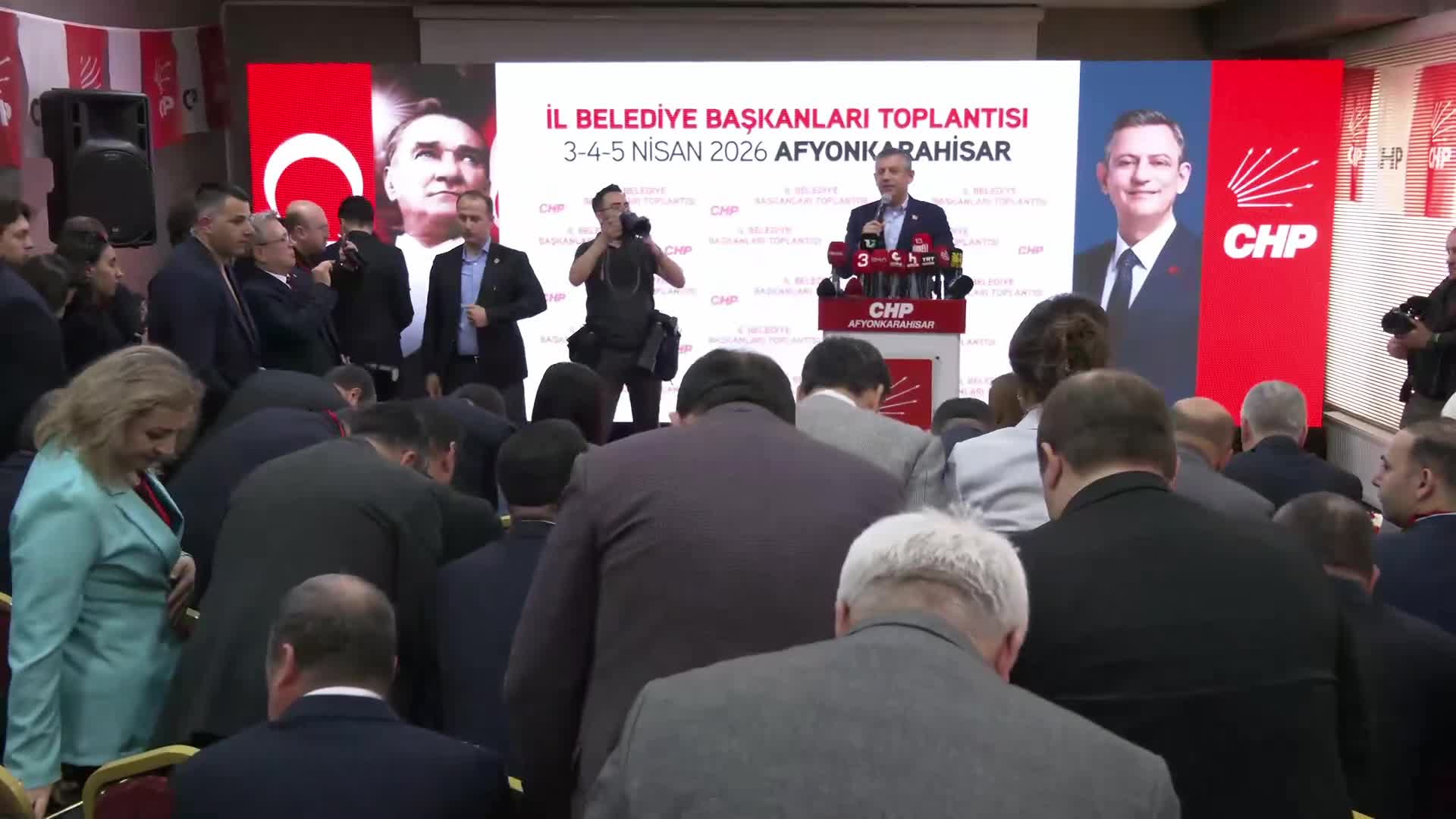 CHP'li İl Belediye Başkanları Toplantısı... Özgür Özel: "Benim onun gidişini durdurmak gibi niyetim yok ama o CHP'nin gelişini durdurmanın telaşına düştü"