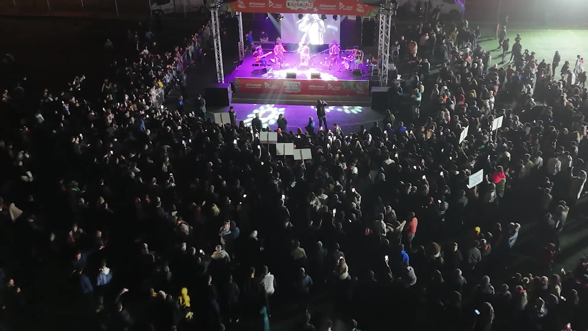 Yüreğir'de Mikail Aslan konserine yoğun ilgi