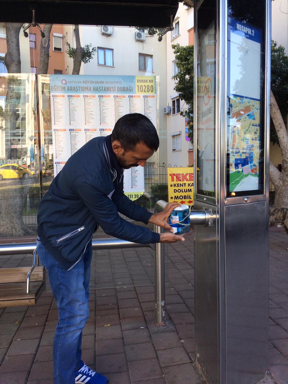 ANTALYA BÜYÜKŞEHİR'DEN DURAKLARA EL DEZENFEKTANI