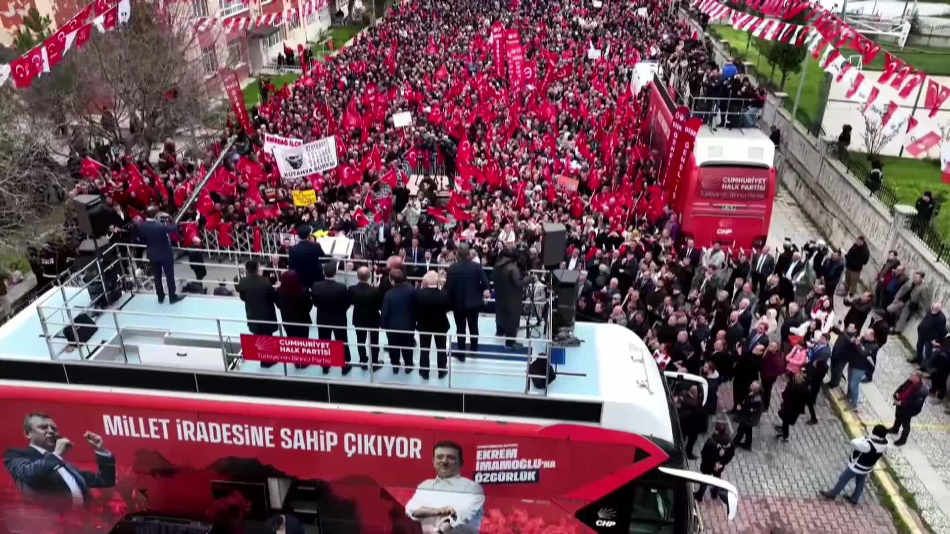 CHP'nin "Millet İradesine Sahip Çıkıyor Mitingi" Kütahya'da... Özgür Özel: "Kütahya'dan kepçeyle almışlar, kaşığın yarısıyla vermişler"