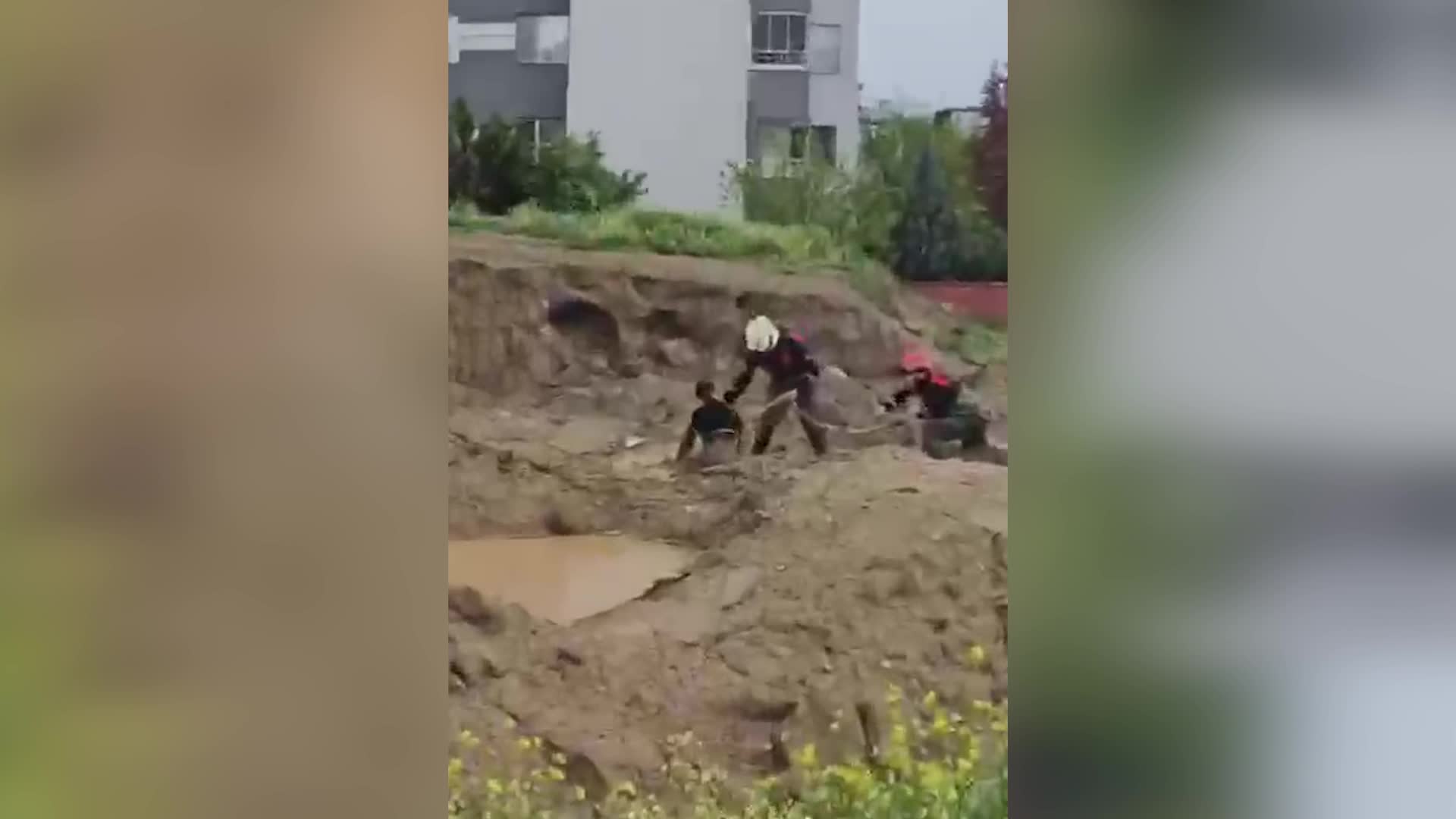 Torbalı'da çamura saplanan iki çocuğu itfaiye kurtardı
