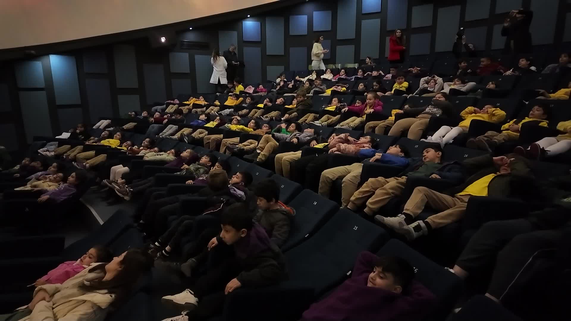 Mercan Bilim Merkezi’nde yer alan planetaryum ile Mersinli çocuklar evreni keşfediyor