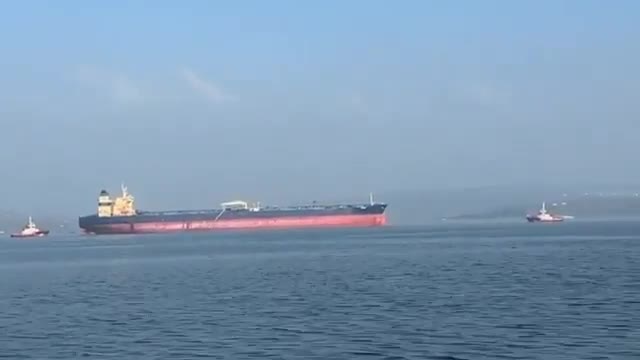 Çanakkale Boğazı'nda makinesi arızalanan 274 metrelik tanker, güvenli bölgeye demirletildi