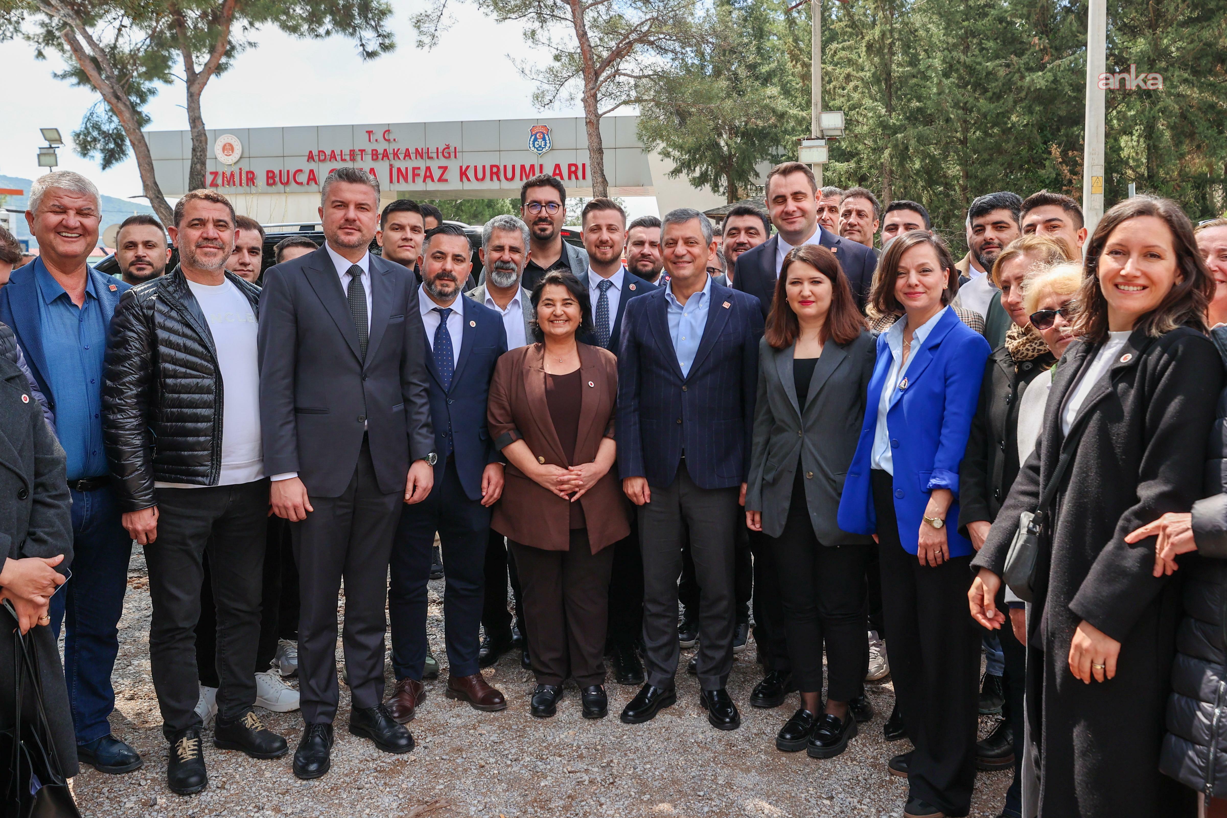 CHP Genel Başkanı Özel, Şenol Aslanoğlu, Tunç Soyer ve Heval Şavaş’ı Buca Cezaevi’nde ziyaret etti