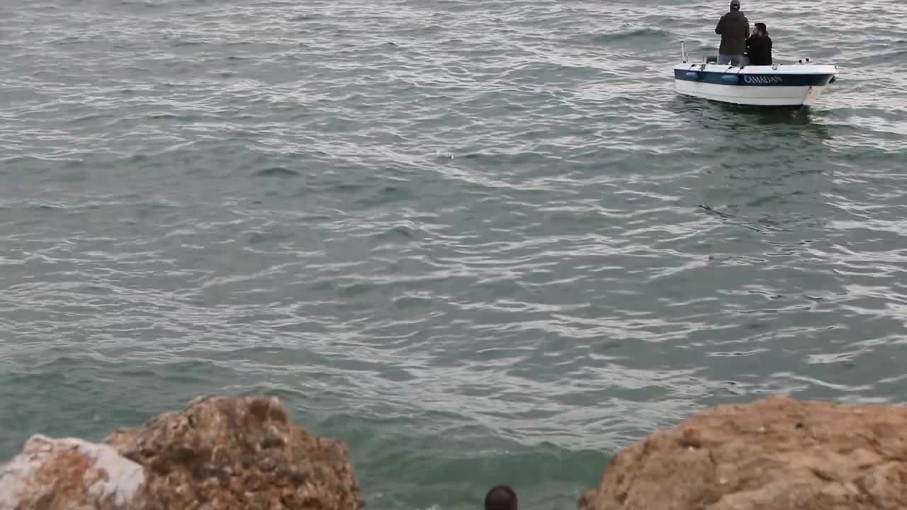 MERSİN BÜYÜKŞEHİR İTFAİYESİ ÖNCE MARTIYI, SONRA TEKNEYİ KURTARDI