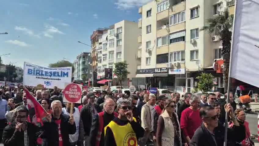 SOL Parti, Narlıdere’de “Laik, Demokratik, Bağımsız Türkiye” yürüyüşü düzenledi