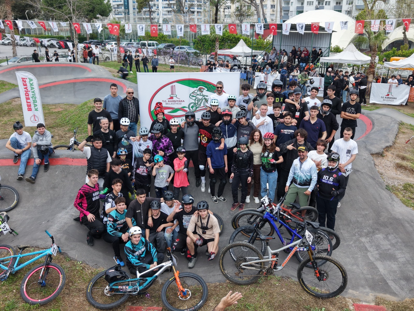 Karşıyaka Pump Track Yarışı’nda 60 sporcu birincilik için pedal çevirdi