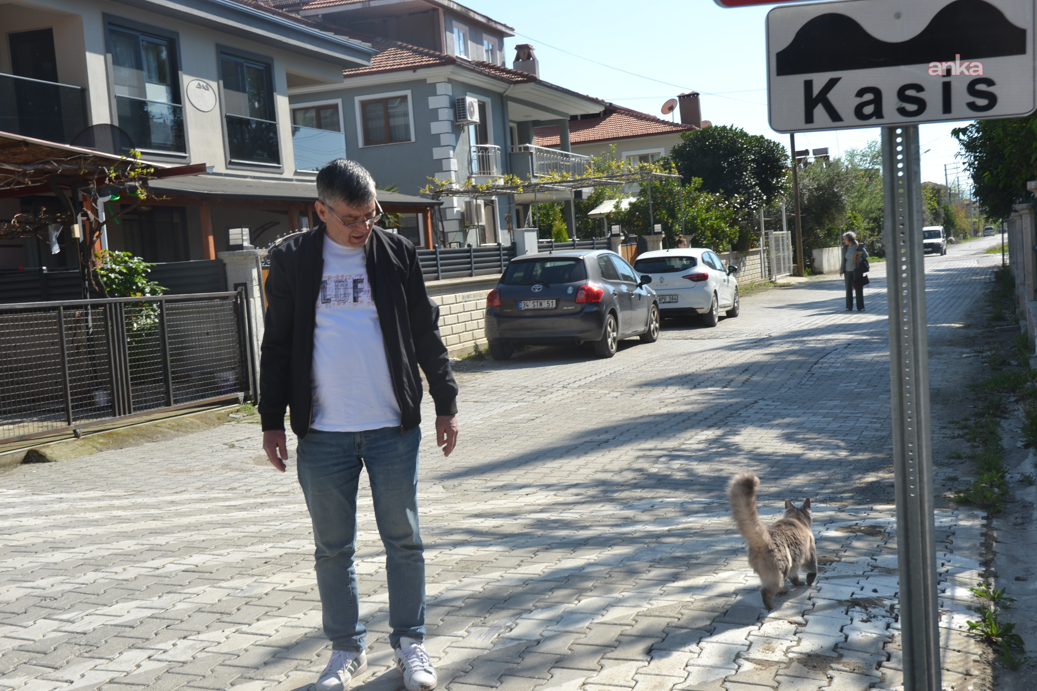 Kedisi ezilince yolu kapatan Ortacalının eylemi sonuç verdi: Sokağa kasis yapıldı