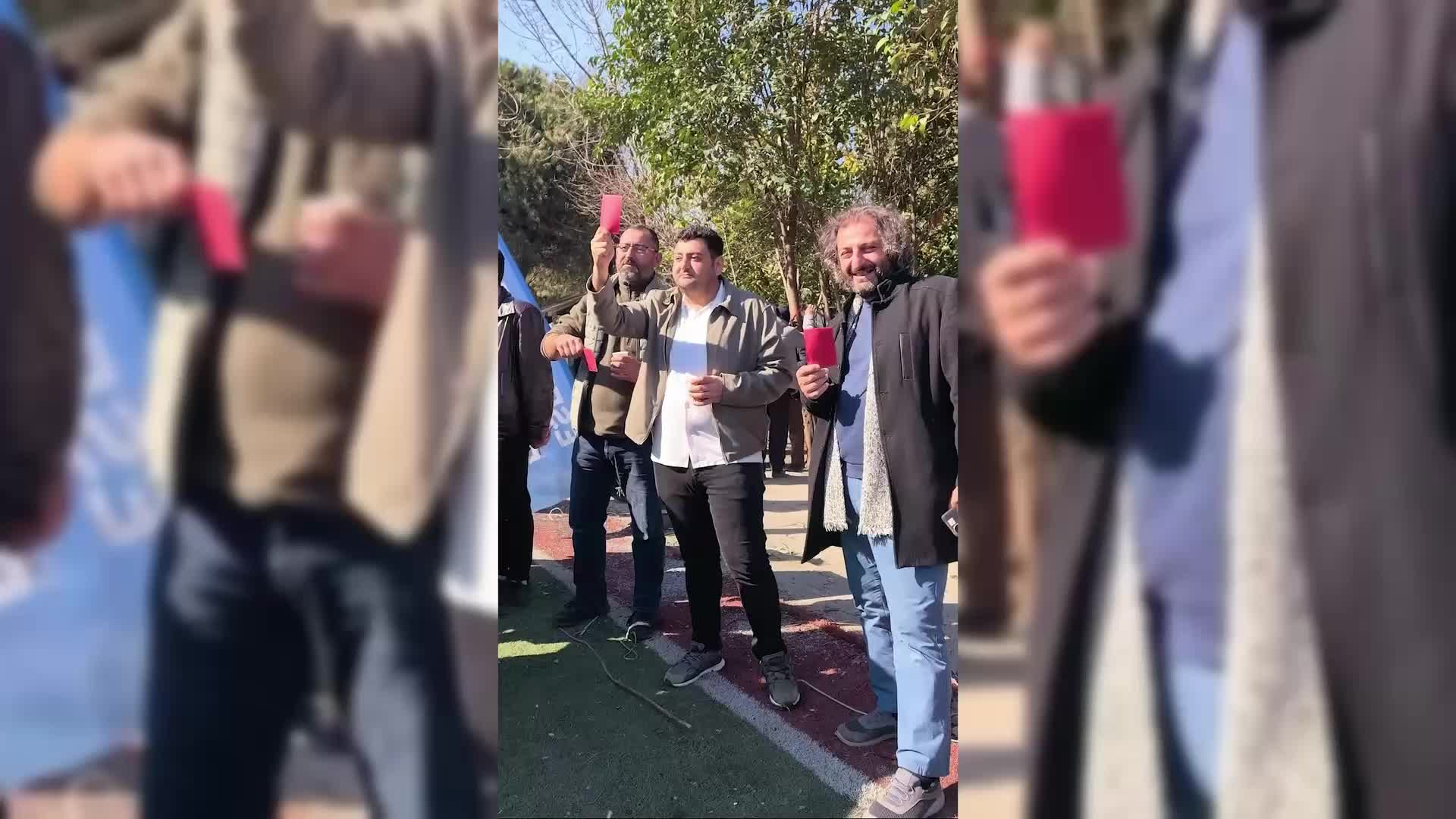 Esenyurt’ta park içine yapılmak istenen bina için kayyum Can Aksoy’a “kırmızı kart” protestosu