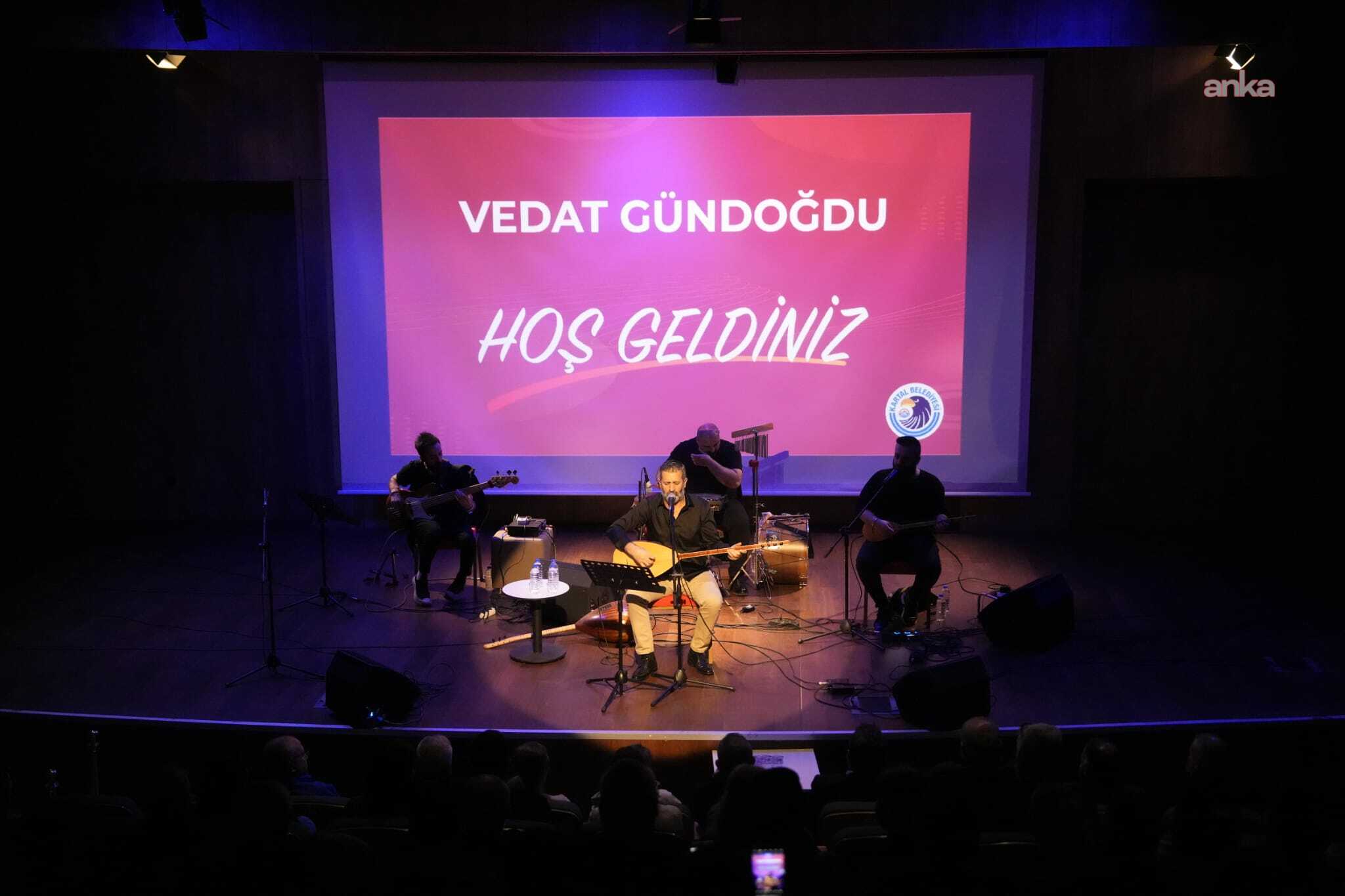 Türk halk müziği sanatçısı Vedat Gündoğdu, Kartal'da sahne aldı