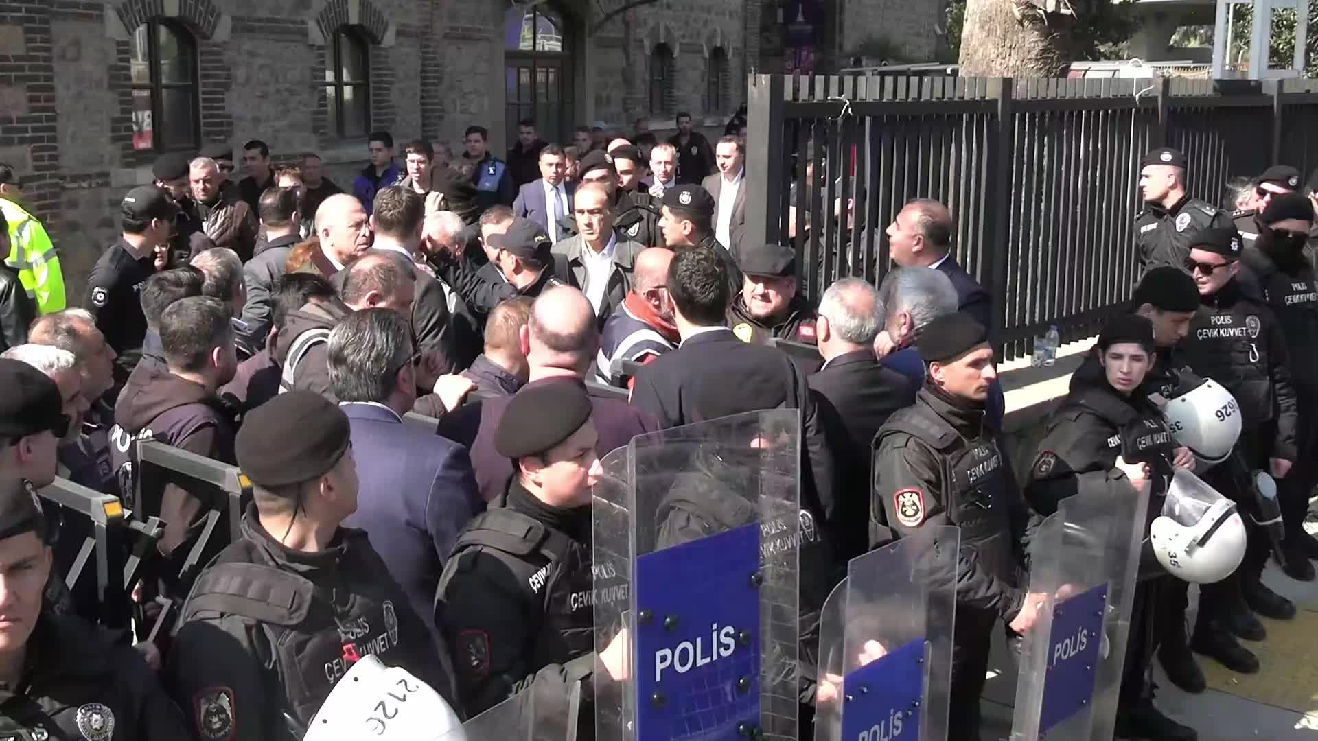 Polis, Meslek Fabrikası önünde toplananlara biber gazlı müdahalede bulundu