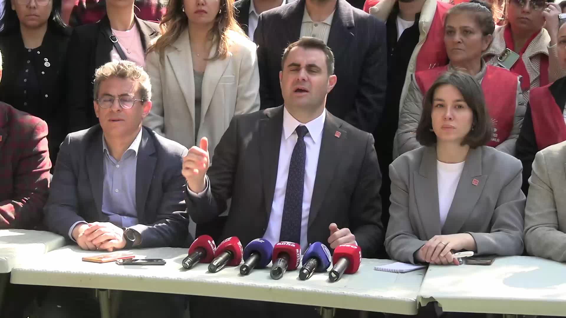 Meslek Fabrikası nöbetinde arbede sonrası CHP İzmir İl Başkanı Güç’ten açıklama: "Üç-beş AK Partili siyasetçi yüzünden asıl sorunları konuşmayalım diye bunu yapıyorlar"