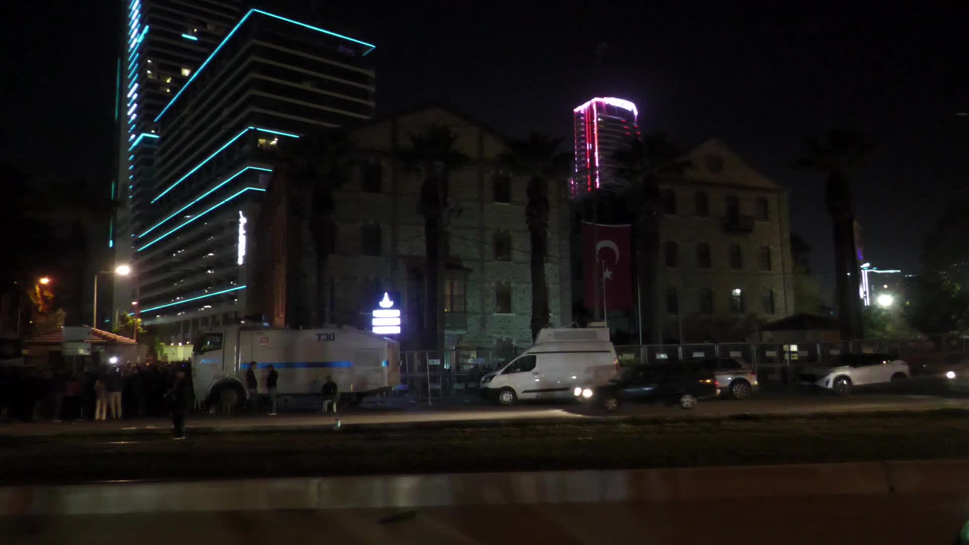 Cemil Tugay, polisin barikatlarla çevirdiği Meslek Fabrikası önünde gece nöbet tuttu... Tugay: "Gücümüzün yettiğince buradayız"