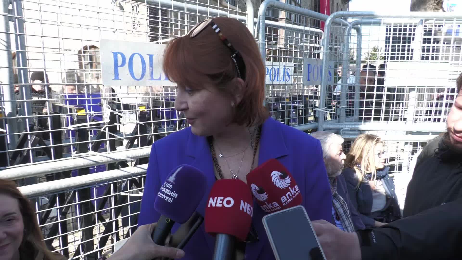 Polisin barikatlarla çevirdiği Meslek Fabrikası önünde nöbet devam ediyor... CHP'li Atabay: "Burası İzmir'in. Bu sürece direneceğiz"
