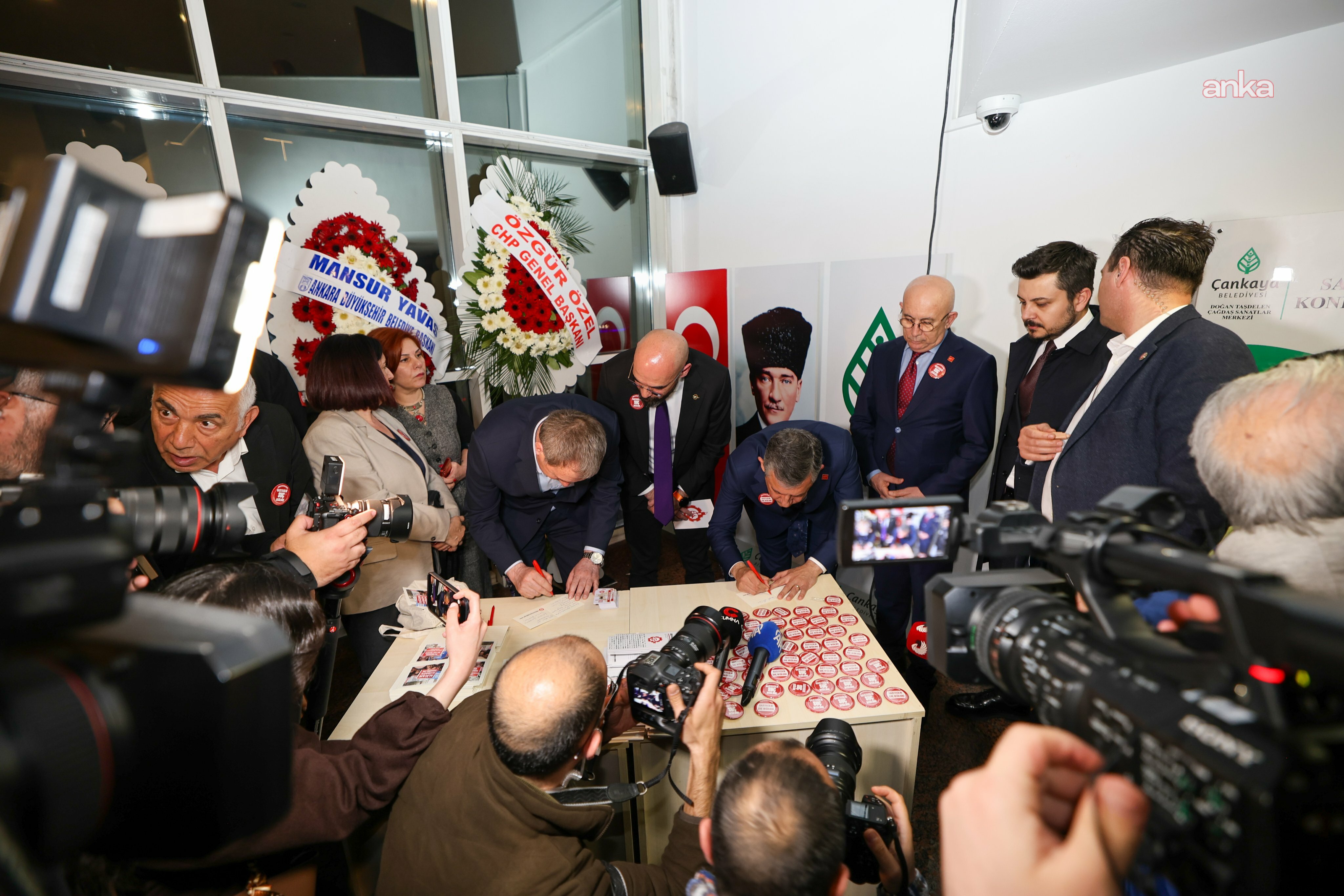 Özel ve Bakırhan'dan tutuklu gazetecilere dayanışma mesajı