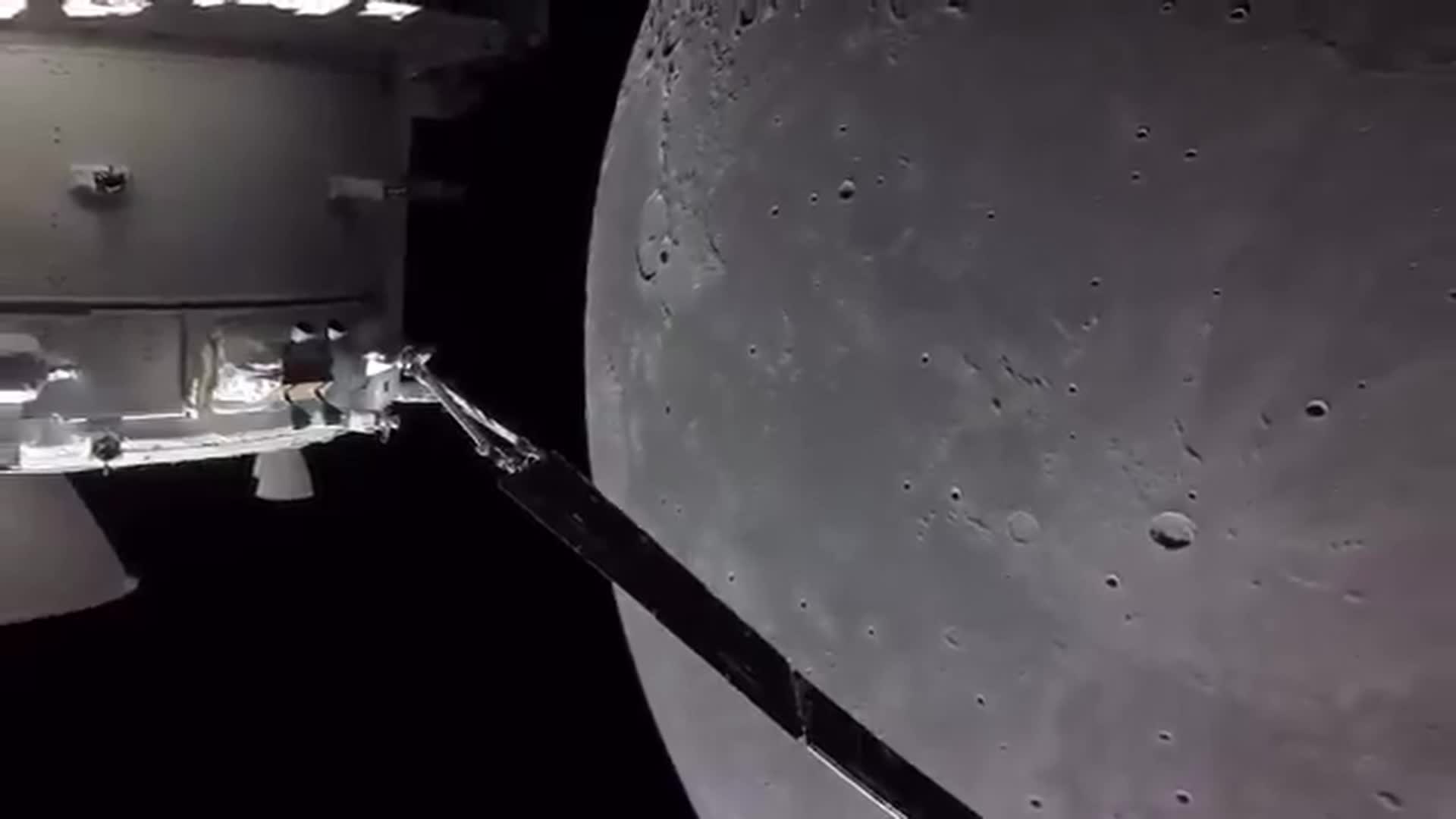 NASA'nın Artemis II mürettebatı, Ay'ın Dünya'ya en uzak mesafesine ulaştı