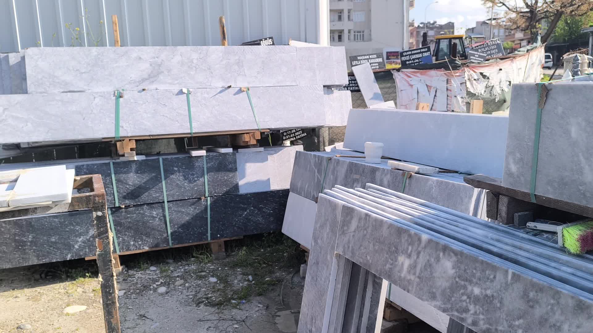 Osmaniyeli mezar yapım ustası zamlar nedeniyle henüz cenazeleri olmayanların da sipariş verdiğini bildirdi