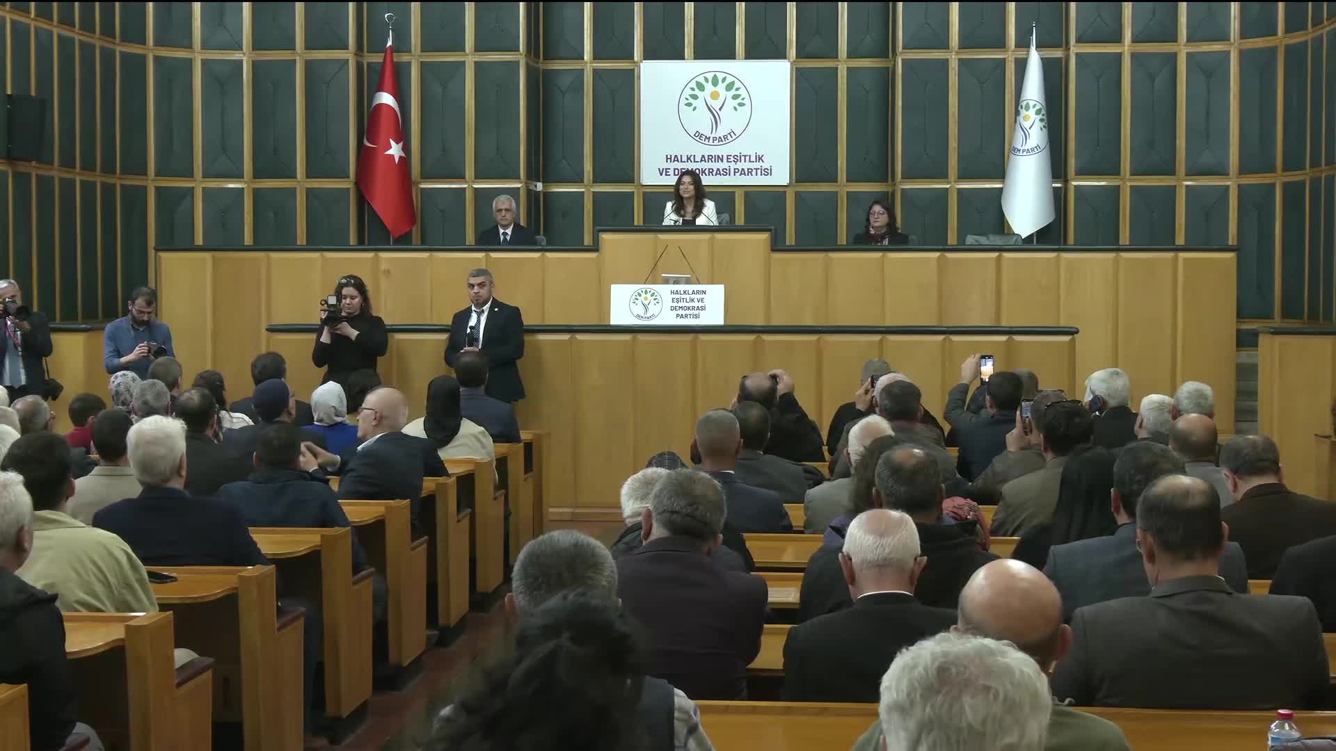 DEM Parti Grup Toplantısı...  Tuncer Bakırhan: "Soruşturma açılan her iki belediyeden biri AK Partili ise niye kayyum ve görevden uzaklaştırma DEM Partili ve CHP'li belediyelerine uygulanıyor?"