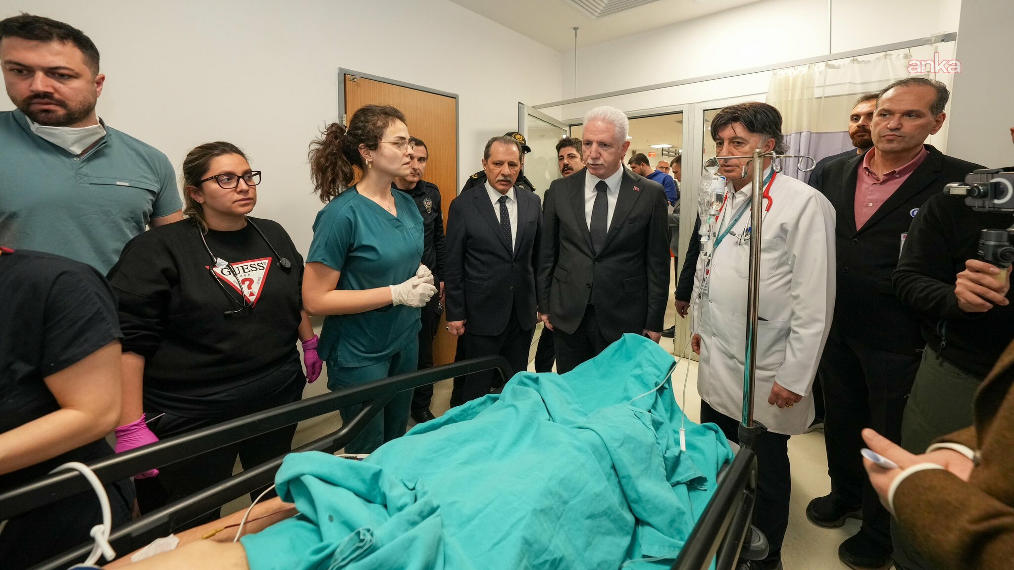 İsrail'in İstanbul Başkonsolosluğu yakınlarındaki çatışma... Vali Davut Gül, saldırıda yaralanan polis memurlarını tedavi gördükleri hastanede ziyaret etti
