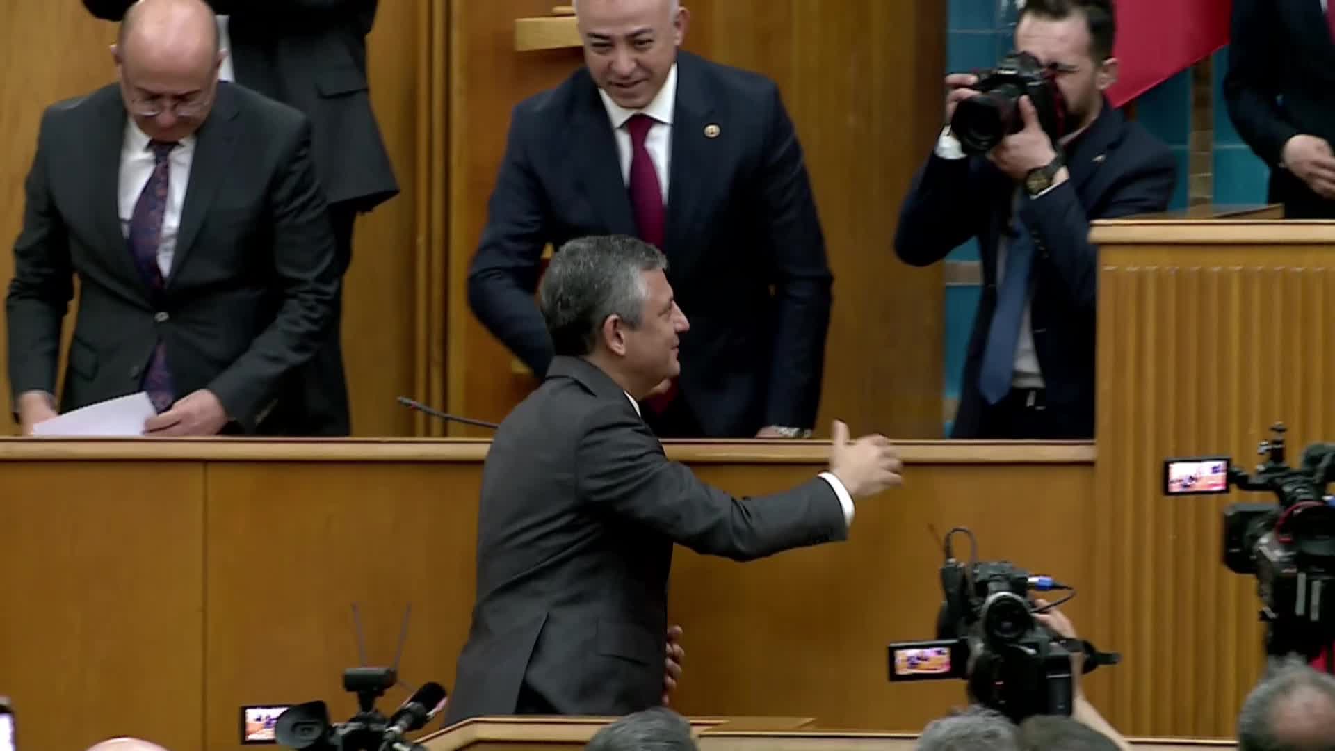 CHP grup toplantısı... Özgür Özel: "Bu milletin söyleyecek sözü var, sandıkta demokrasi tokadının en alasını indirecek