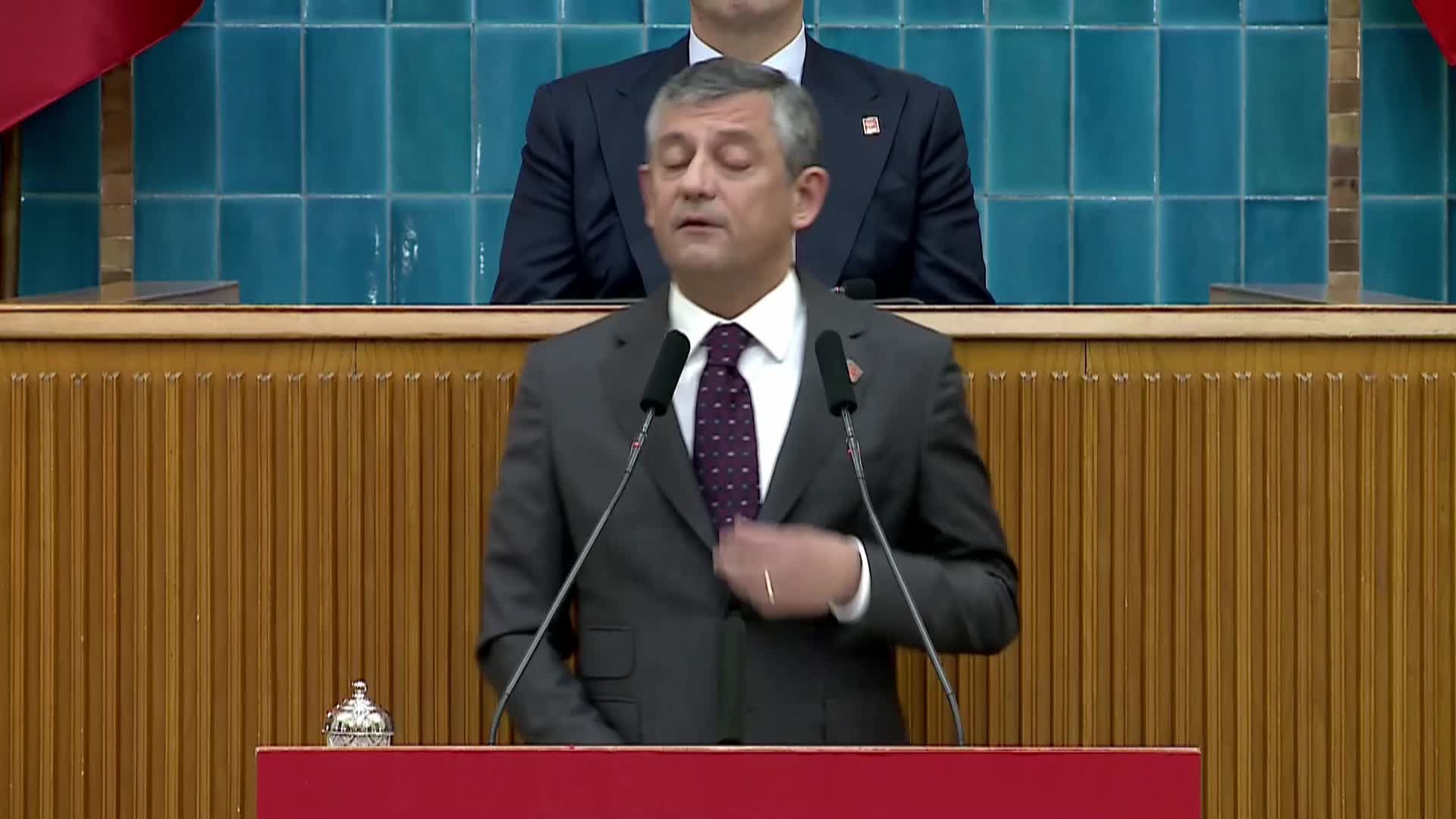 CHP grup toplantısı... Özgür Özel'den Bakan Gürlek'e: "O Adalet Bakanlığı'nı insan gibi yapacaksın"