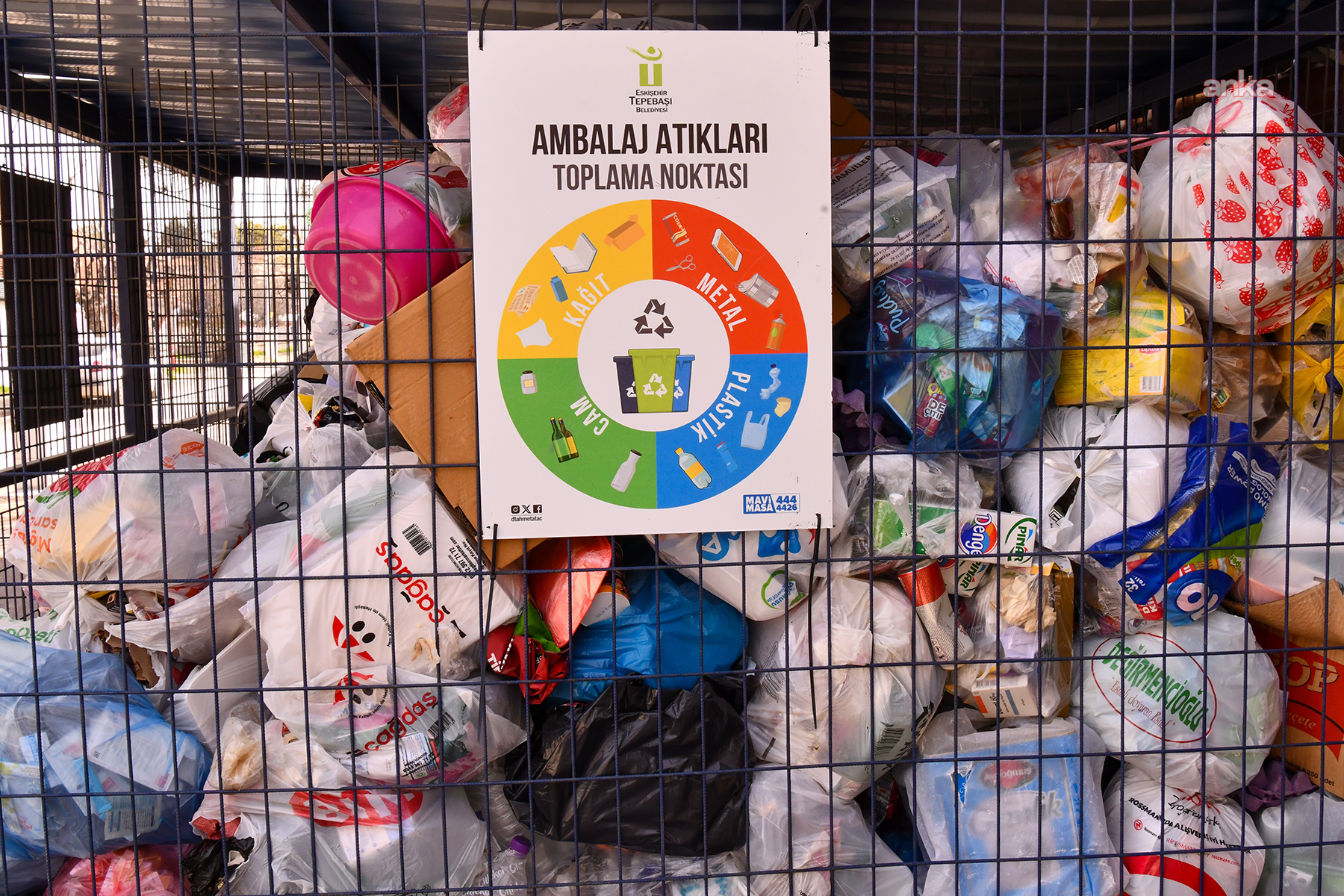 Tepebaşı Belediyesi'nden 42 farklı noktaya geri dönüşüm kafesi