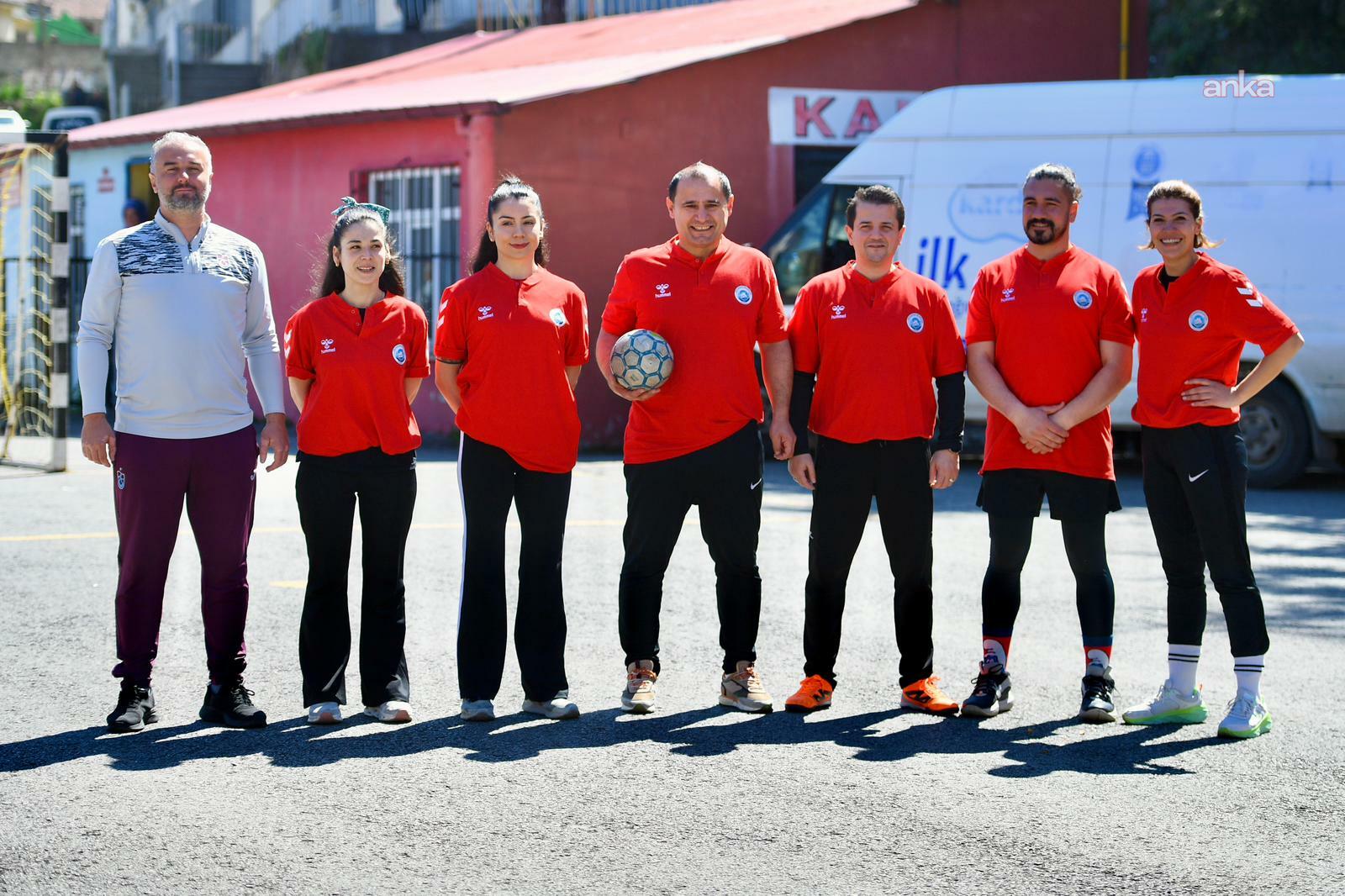 Ortahisar Belediyesi'nden futsal şampiyonu Ata Ortaokulu'na malzeme desteği