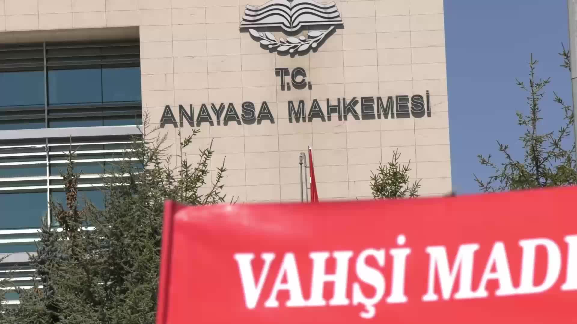 İkizköylüler, Akbelen için AYM önünde... Tutuklu Esra Işık'ın annesi Nejla Işık: "Yürütmeyi durdurma verilmesini, acele kamulaştırmanın iptalini talep ediyoruz"