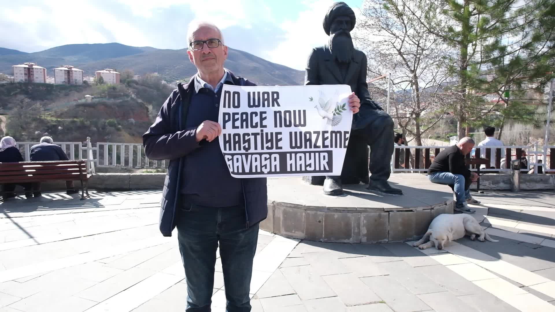 Tunceli’de akademisyen Hüseyin Çağlayan savaşa karşı tek başına eylem yaptı