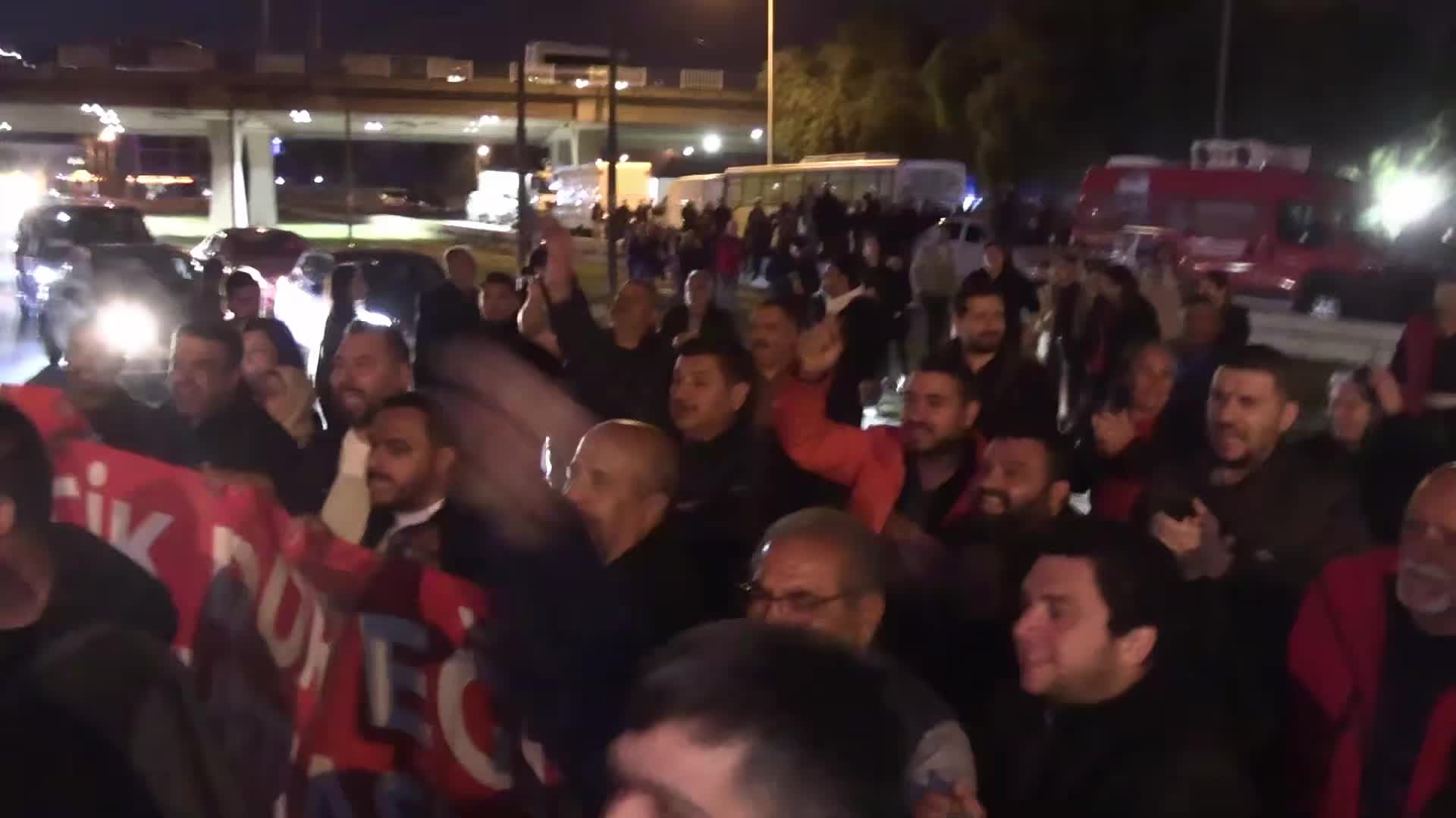 Meslek Fabrikası direnişinin ikinci gününde Romanlardan ‘meşaleli’ destek… “Meslek Fabrikası’nın kapanması, umudun ve ışığın sönmesi olur"
