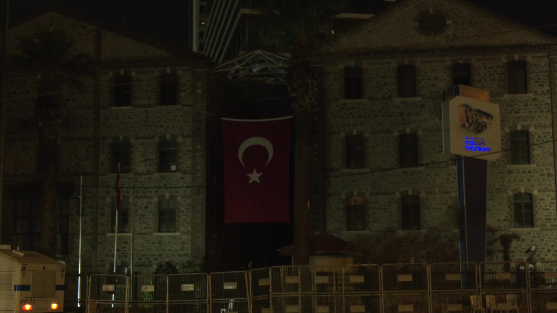 Cemil Tugay Meslek Fabrikası önünde nöbete devam ediyor... Tugay: "Sonuç alana kadar vazgeçmeyeceğiz"