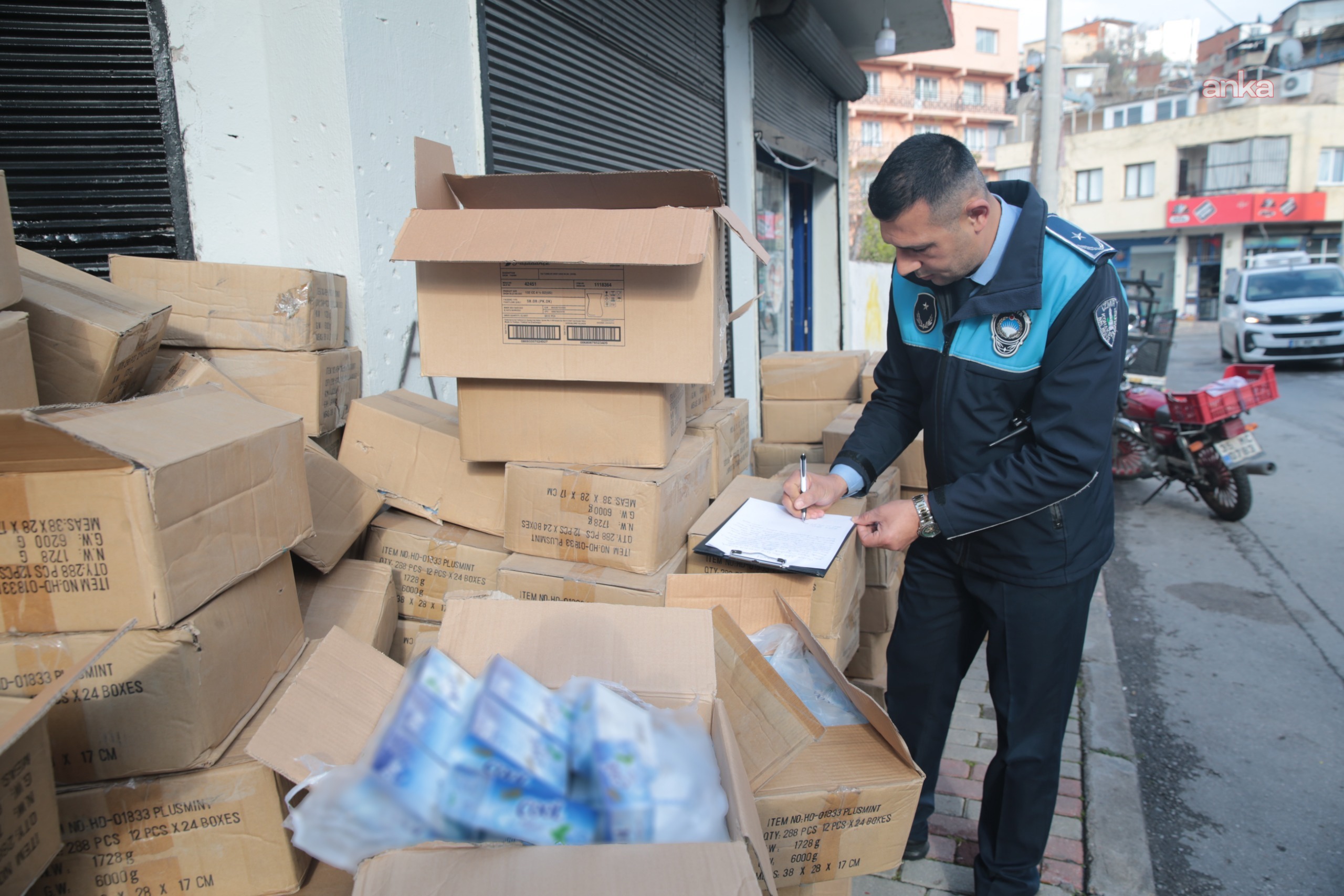 Konak Zabıtası, son kullanma tarihi geçmiş 600 koli ürünü imha etti