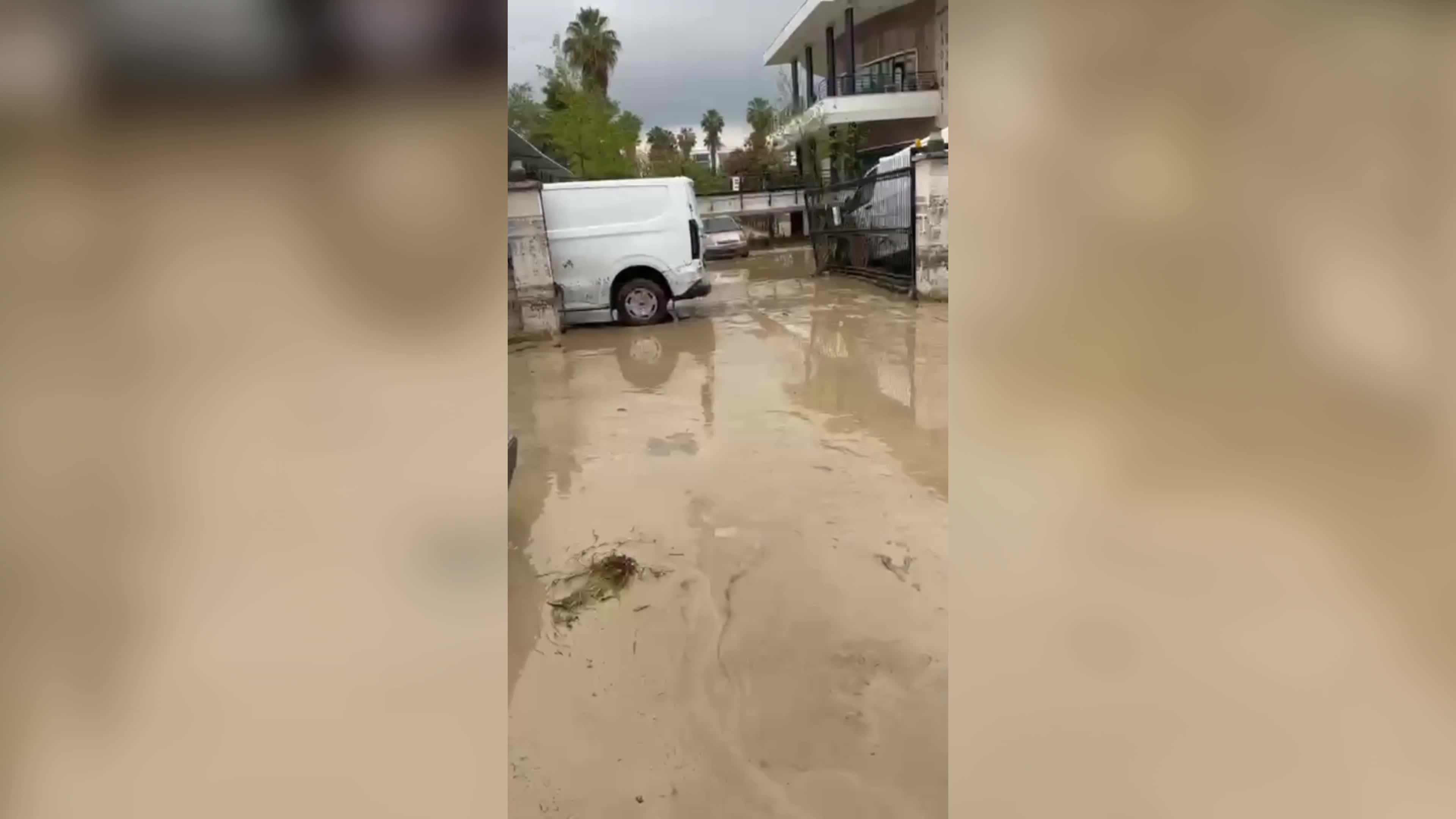 Kadirli'de sel felaketinin yol açtığı hasar gün ağarınca ortaya çıktı
