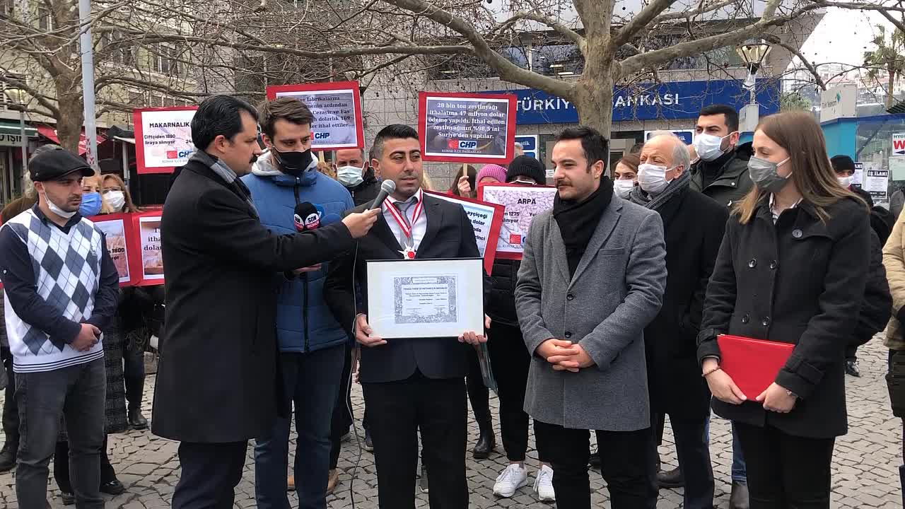 CHP'DEN TİYATROLU ÇİFTÇİ PROTESTOSU... TARIM BAKANI'NA FRANSA NİŞANI, ÇİFTÇİYE 'FAİZ, KREDİ, İCRA' NİŞANI TAKTILAR