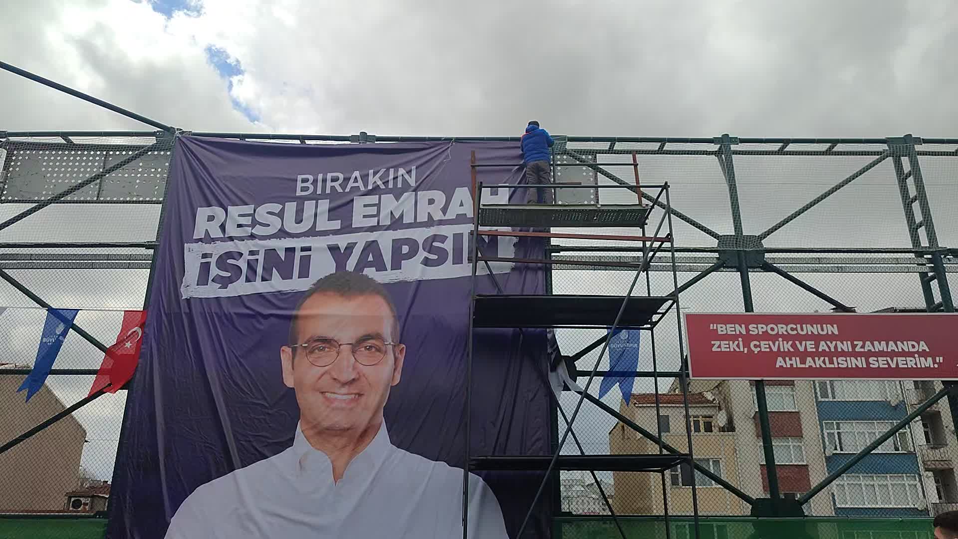 Kuştepe Spor Tesisi’nin açılışı için asılan “Bırakın Resul Emrah Şahan işini yapsın” pankartı kaldırılmak istendi