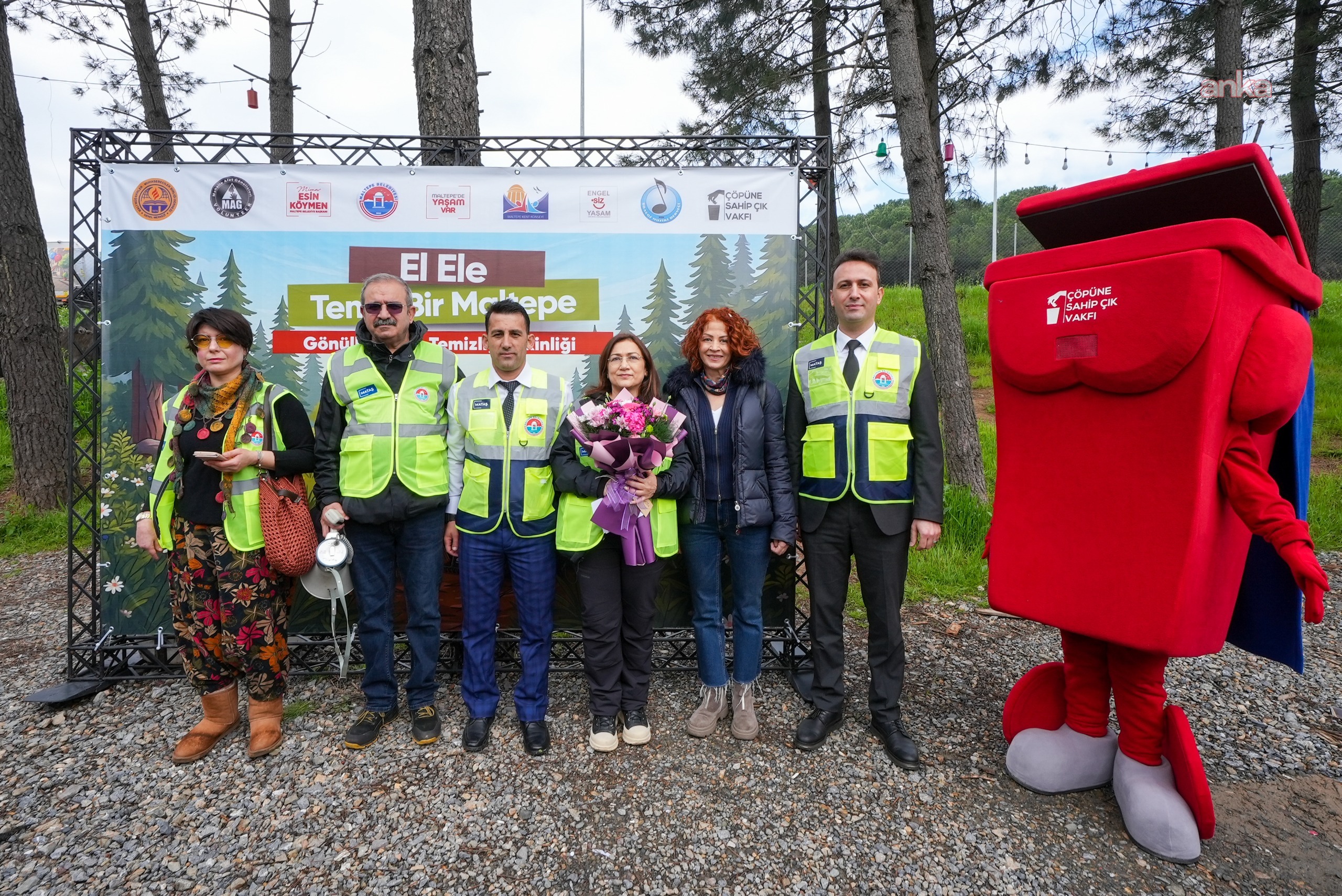 Maltepe’de, belediye-gönüllü iş birliğiyle ormanlık alan çöplerden arındırıldı