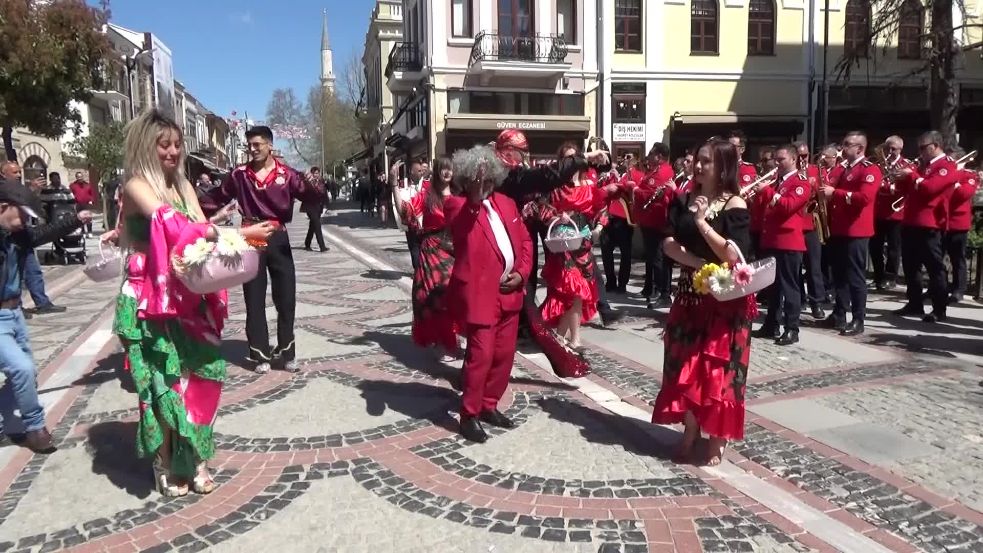 Edirne'de Romanlar Günü etkinlikleri kapsamında sokaklarda renkli görüntüler oluştu