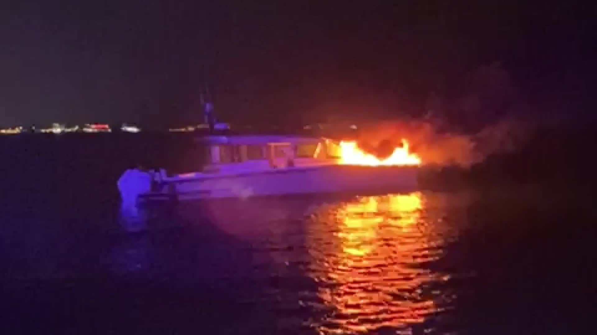 İçişleri Bakanlığı: İstanbul'da teknede çıkan yangında 4 vatandaşımız Sahil Güvenlik ekiplerimizce tahliye edildi