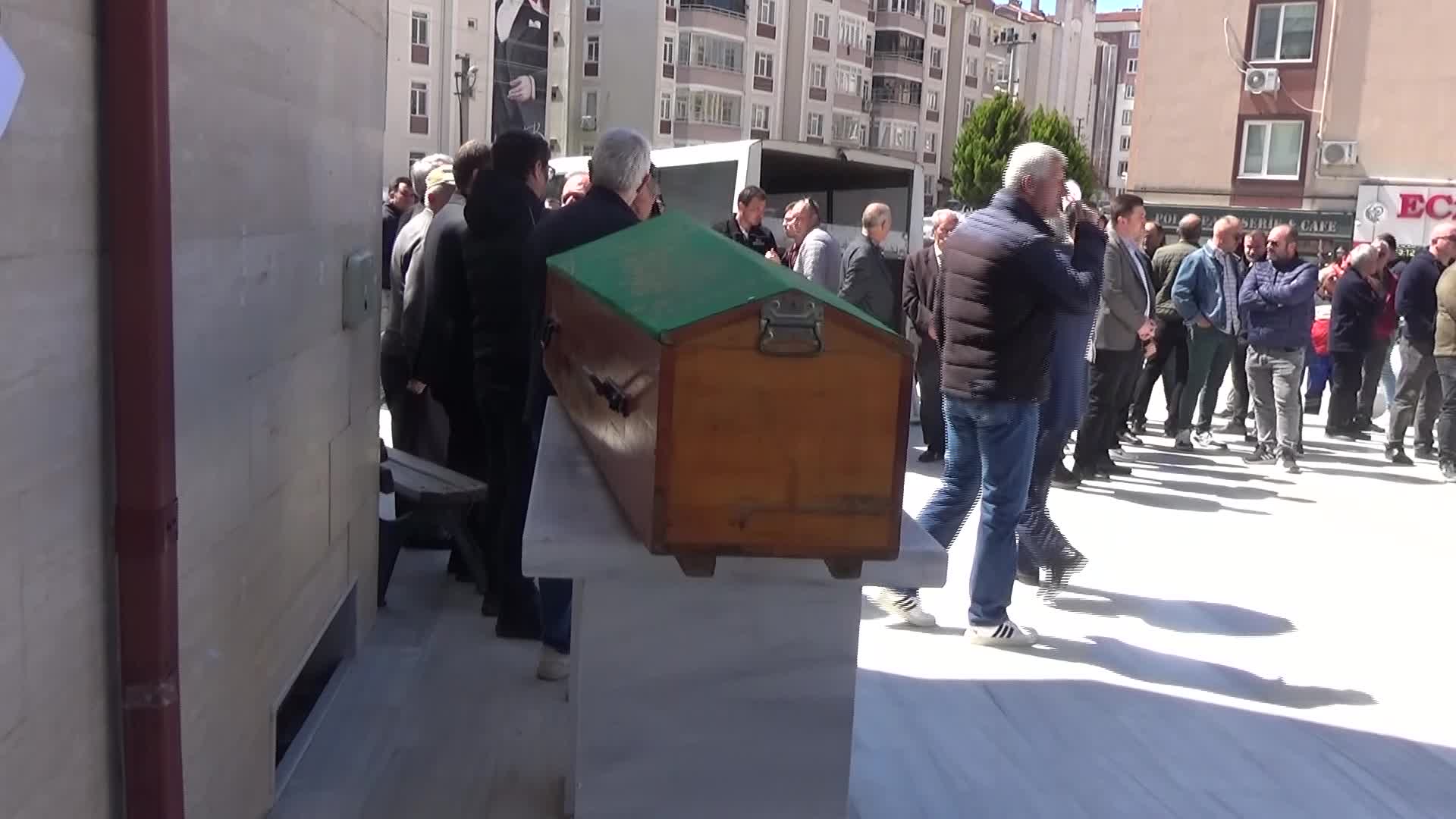 Edirne'de 5. kattan düşerek hayatını kaybeden 11 yaşındaki Ateş son yolculuğuna uğurlandı
