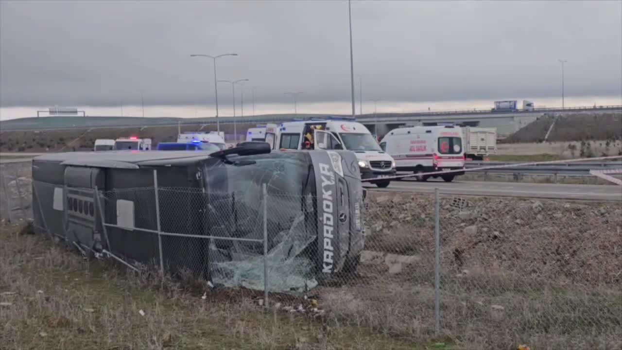 Aksaray'da tur otobüsü devrildi: 23 yaralı