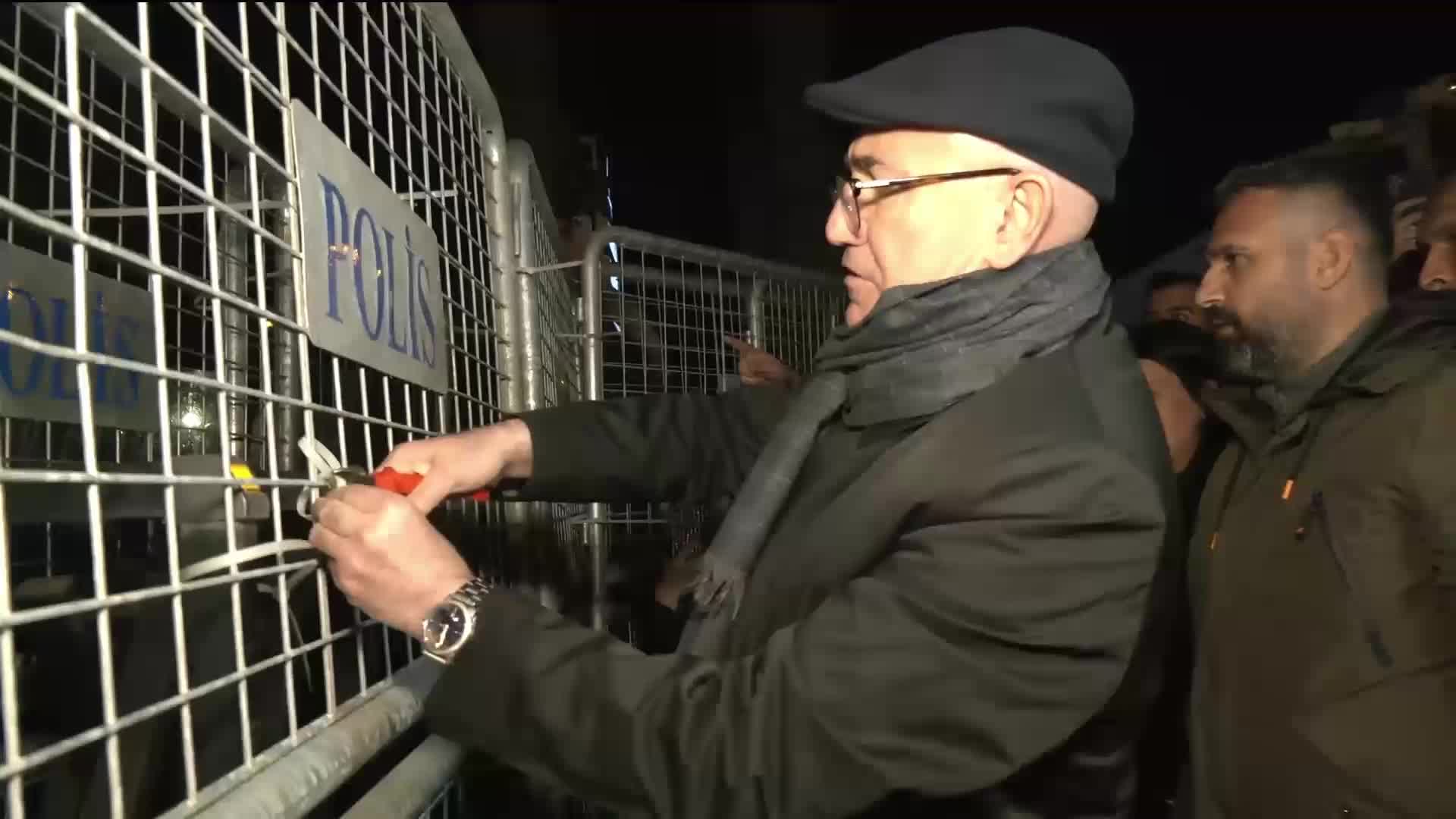 CHP’li Tanal Meslek Fabrikası önünde bulunan polis barikatındaki kelepçeleri kesti… Tanal: Sabaha kadar nöbet tutacağım