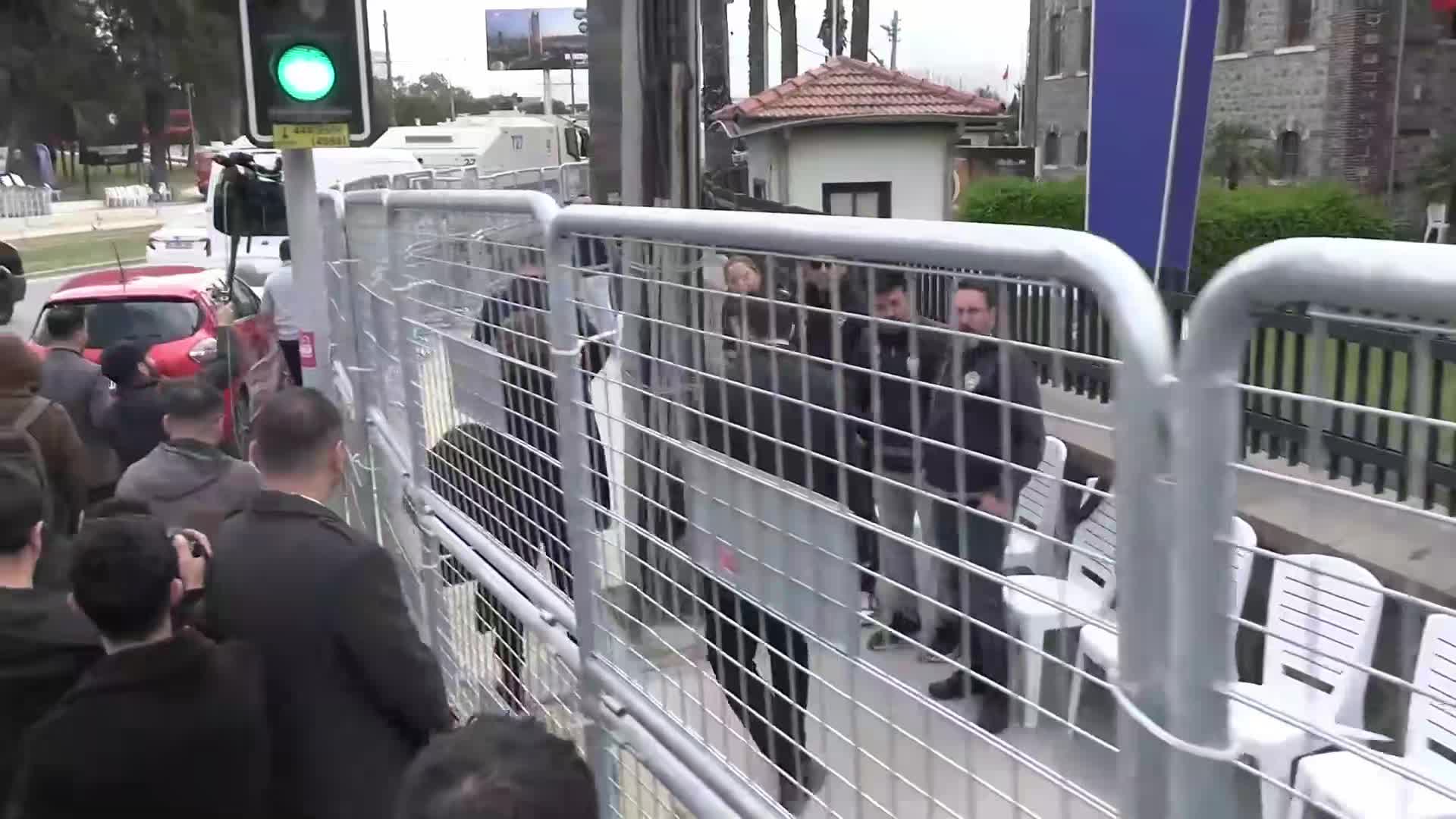Meslek Fabrikası direnişi sürüyor...İzmir Büyükşehir Belediye Başkanı Tugay ve bilirkişi heyeti, binada tespit çalışması yaptı
