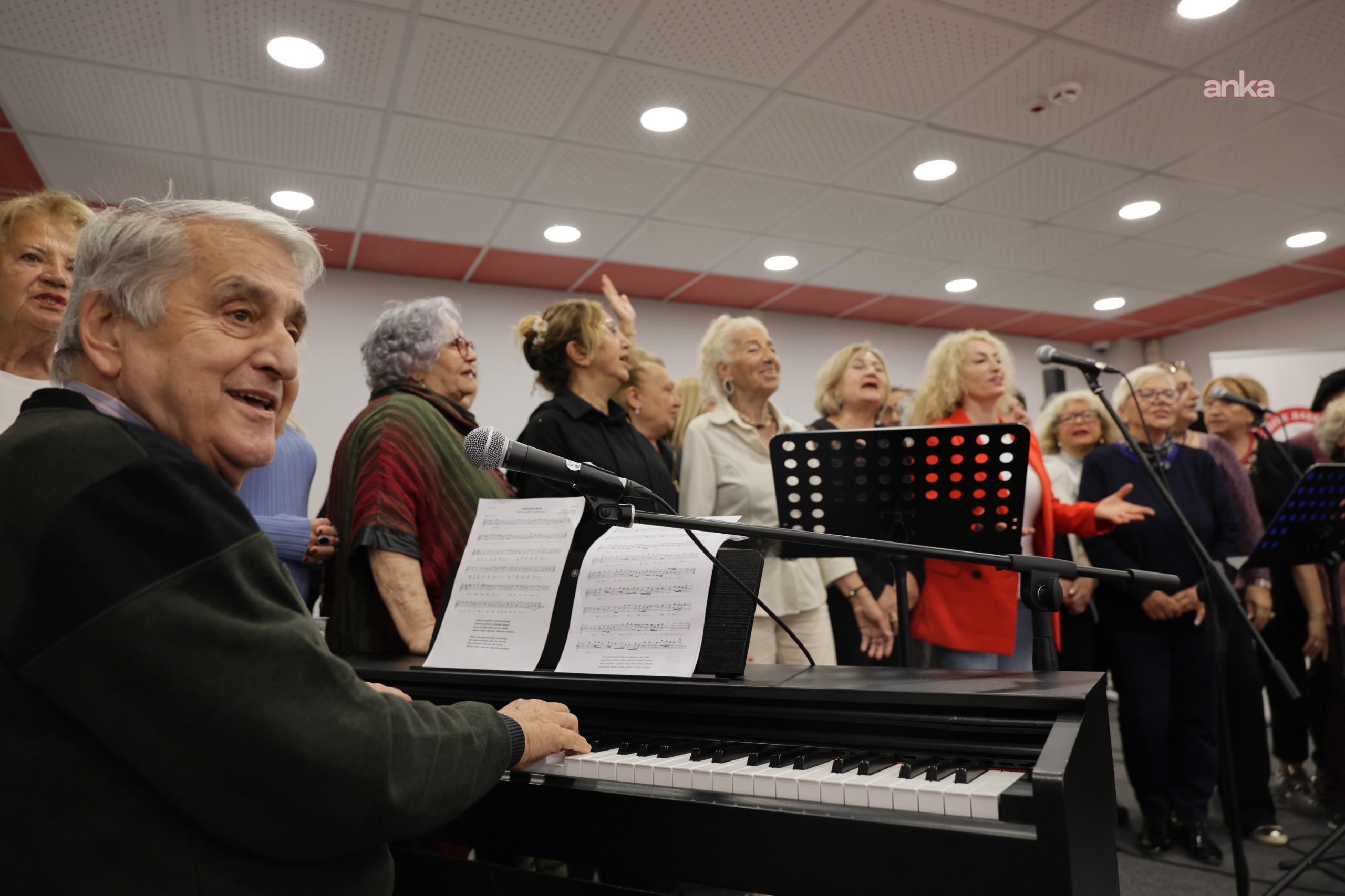 Muğla Büyükşehir Belediyesi Hasan Özcan Yaşam Evi sakinleri müzik ve dansla eğlenceli zaman geçirdi