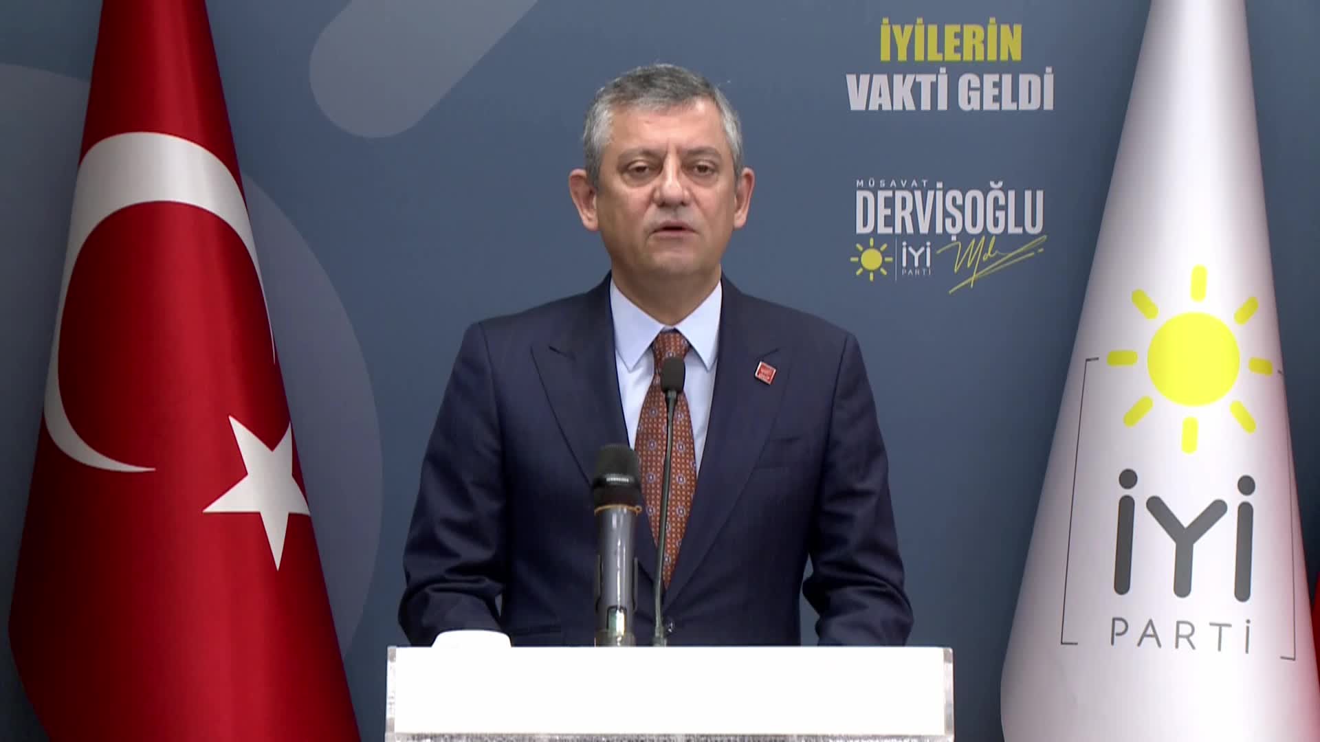 CHP-İYİ Parti görüşmesi… Özgür Özel’den Numan Kurtulmuş’a: “Tarafları bir araya getirin ya da demokrasiden yana, Anayasa’ya uymaktan yana taraf olun”
