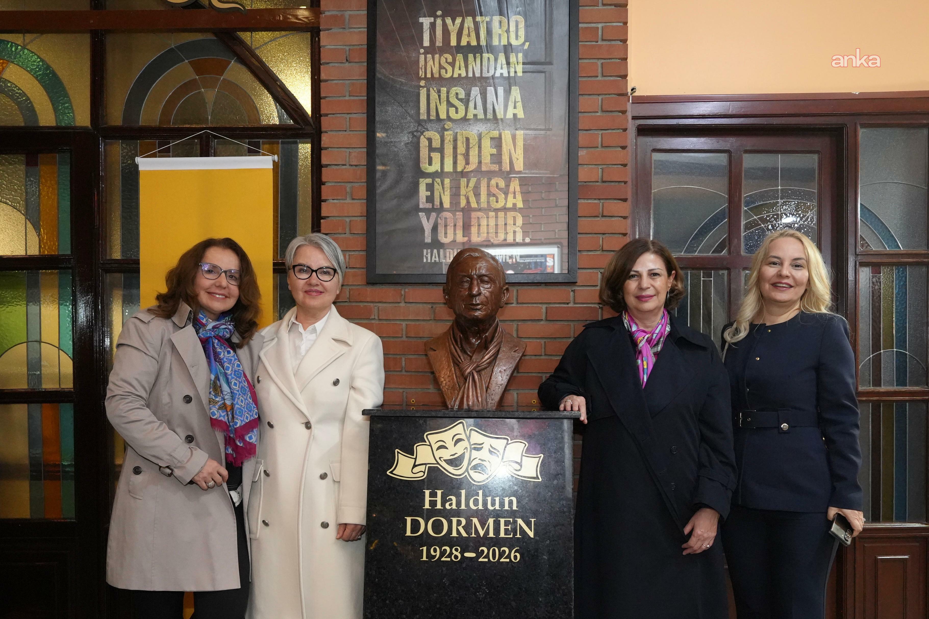 Eskişehir Büyükşehir Belediye Başkanı Ünlüce, "Unutmak" oyununda sanatseverlerle buluştu