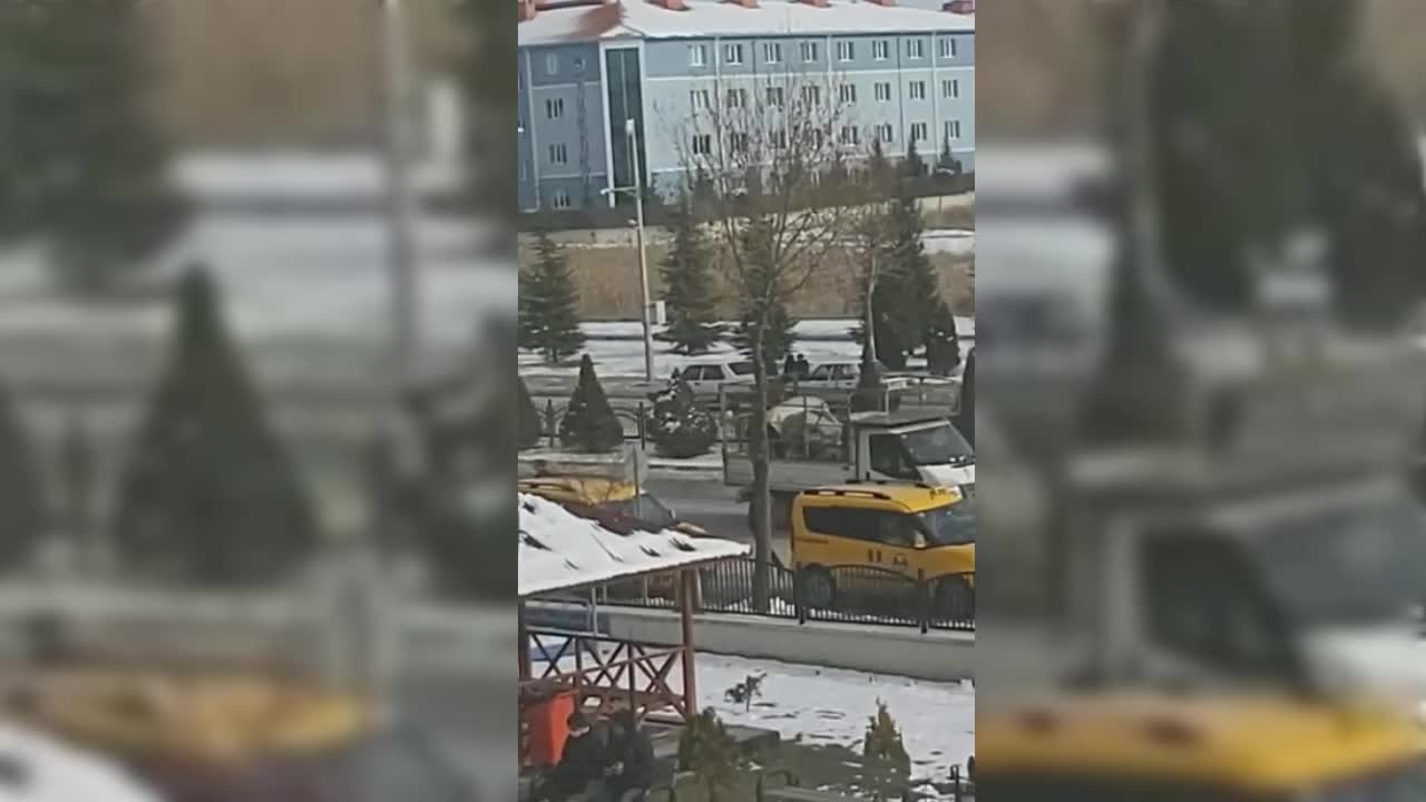 ÇORUM'DA YOLDA KALAN ARACI BÖYLE İTTİLER